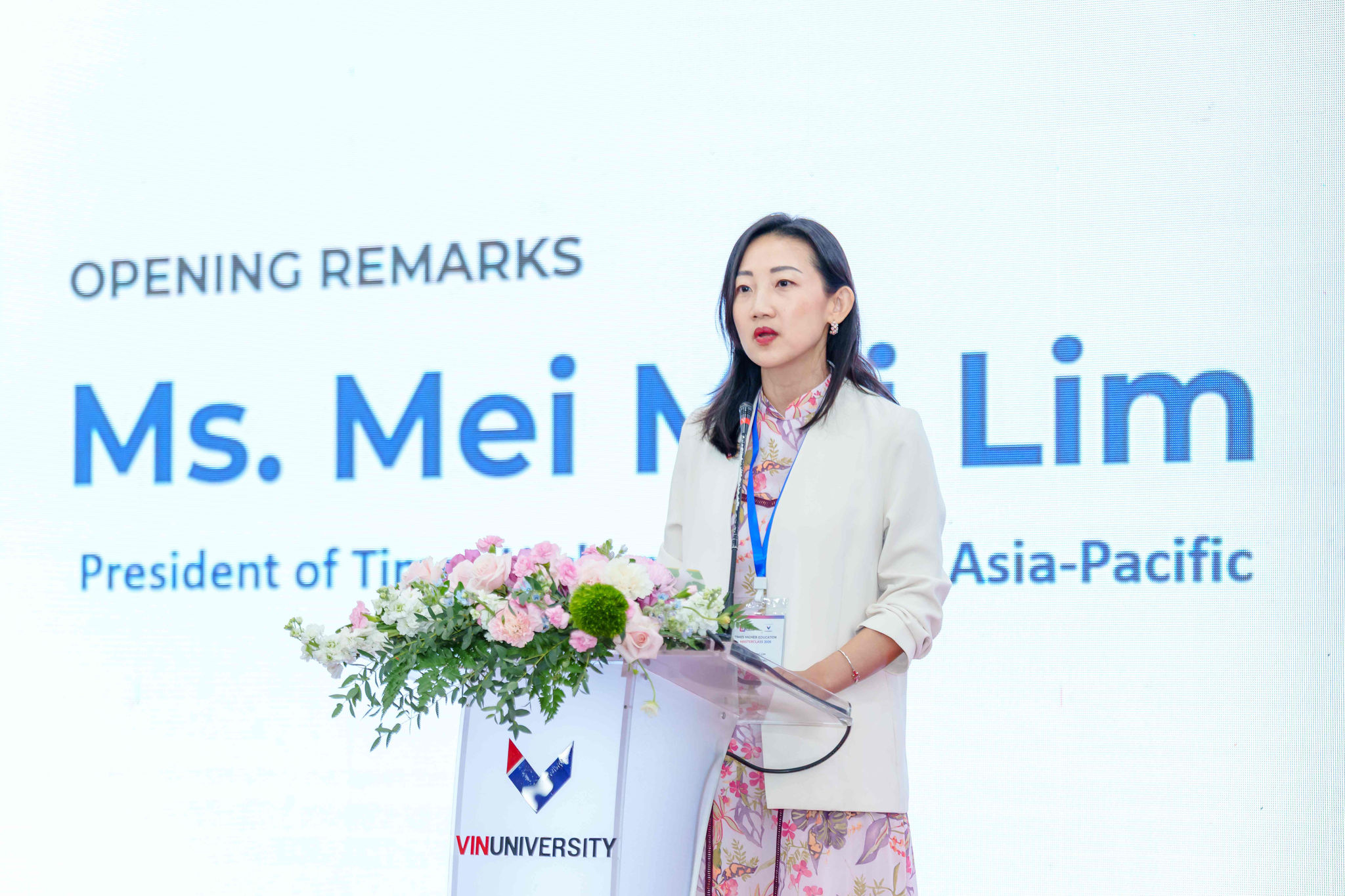 Ảnh 1 - Bà Mei Mei Lim, Chủ tịch khu vực Châu Á - Thái Bình Dương (APAC) của tổ chức xếp hạng Times Higher Education (THE) phát biểu khai mạc chương trình.
