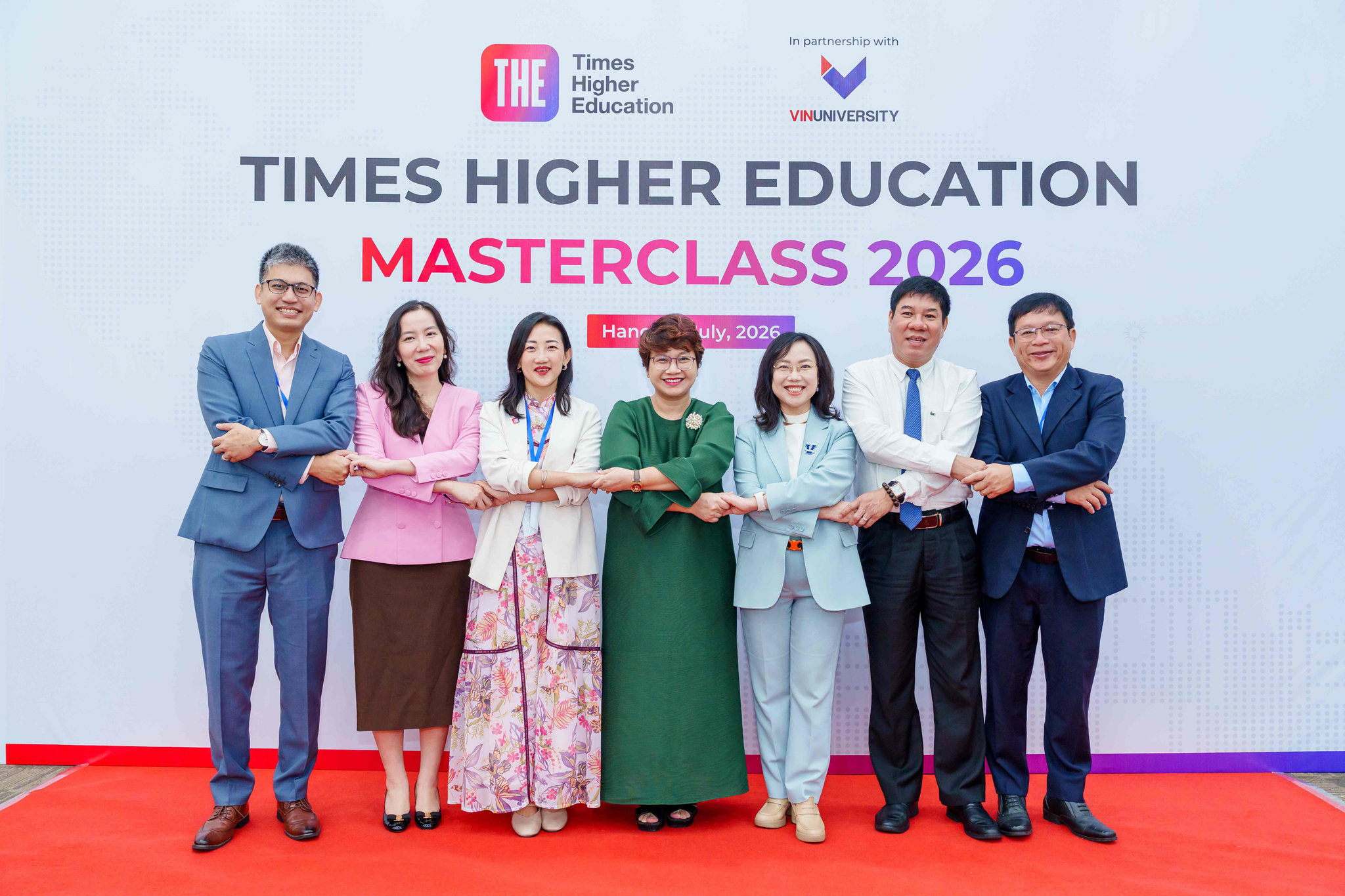 Ảnh 3 - Đại diện Lãnh đạo Bộ GD&ĐT, Tổ chức xếp hạng Times Higher Education, Trường Đại học VinUni và các trường Đại học Việt Nam tại Hội thảo“Từ dữ liệu đến vị thế_ Nghiên cứu, phát triển bền vững và sự hiện diện 