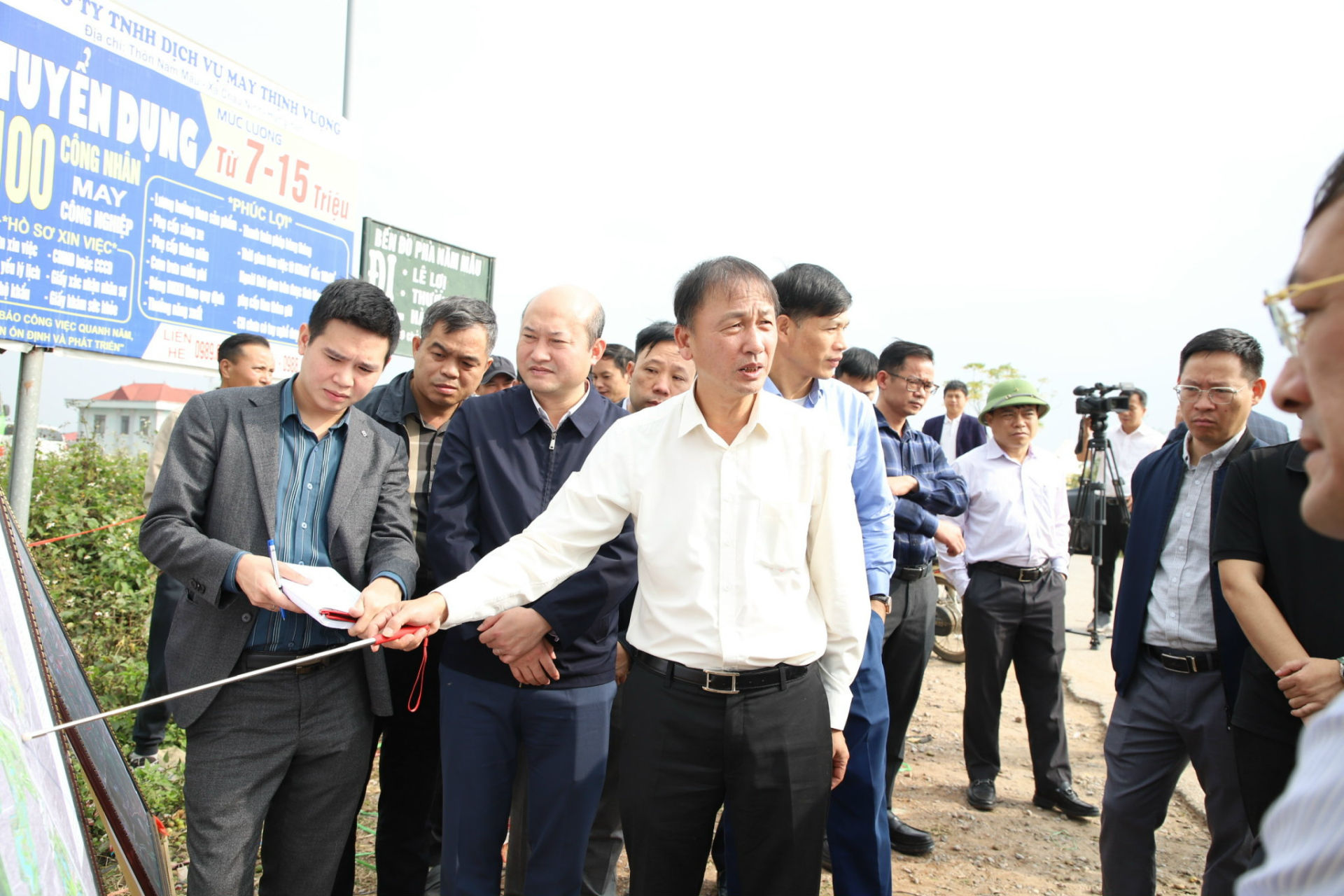 Đồng chí Phó Chủ tịch UBND tỉnh Nguyễn Hùng Nam kiểm tra thực địa dự án khu phức hợp đô thị, du lịch sinh thái, sân golf Khoái Châu.