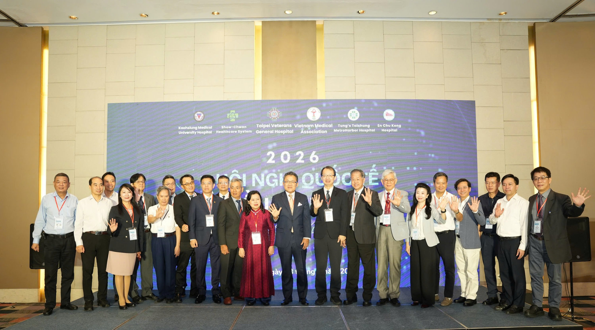 Đại diện Ban tổ chức và các đại biểu chụp ảnh kỷ niệm tại hội thảo. Ảnh: BTC