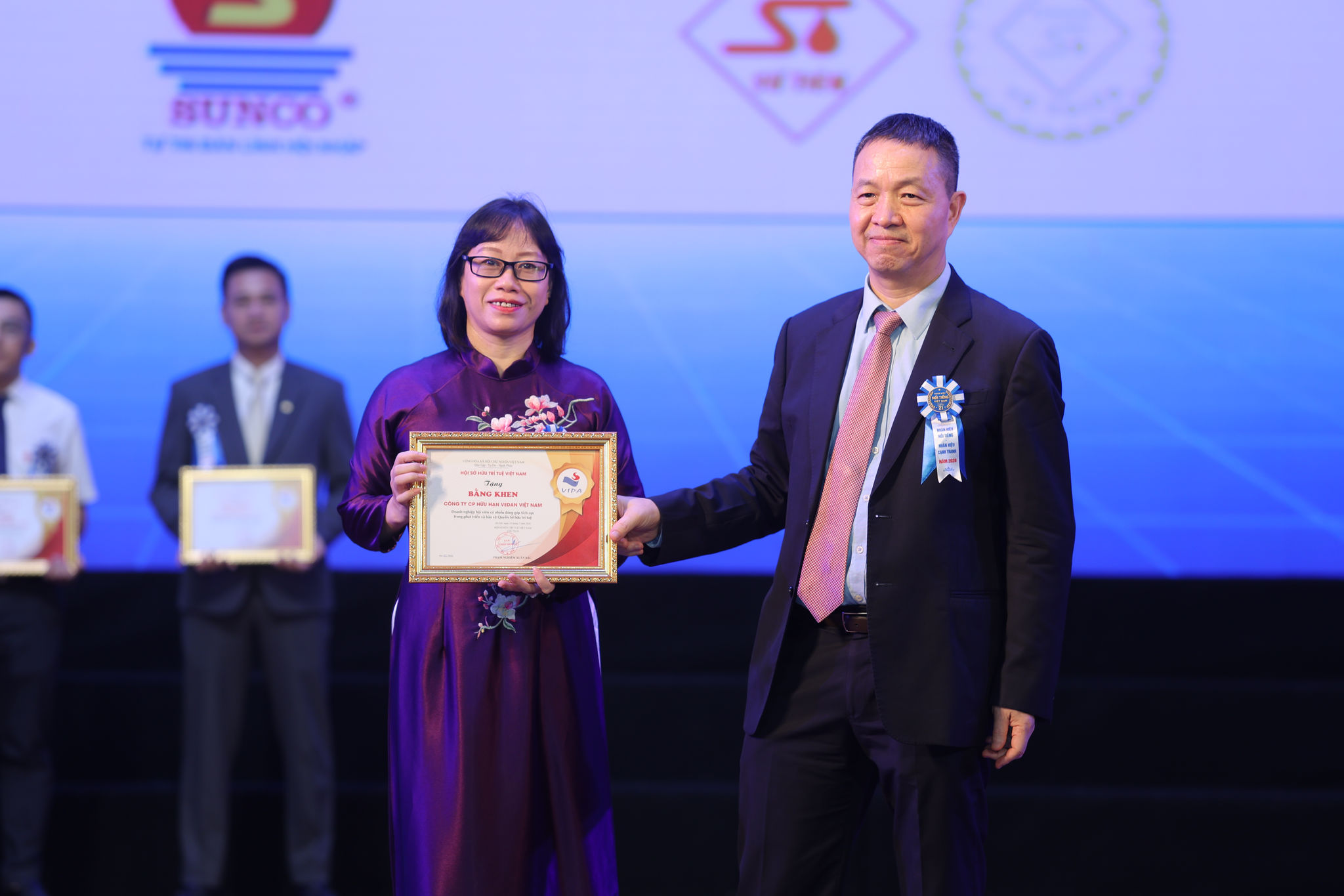 Bà Hà Thị Hòa Bình – Đại diện Công ty vinh dự nhận Bằng khen “Doanh nghiệp hội viên có nhiều đóng góp tích cực trong phát triển và bảo vệ quyền sở hữu trí tuệ” .