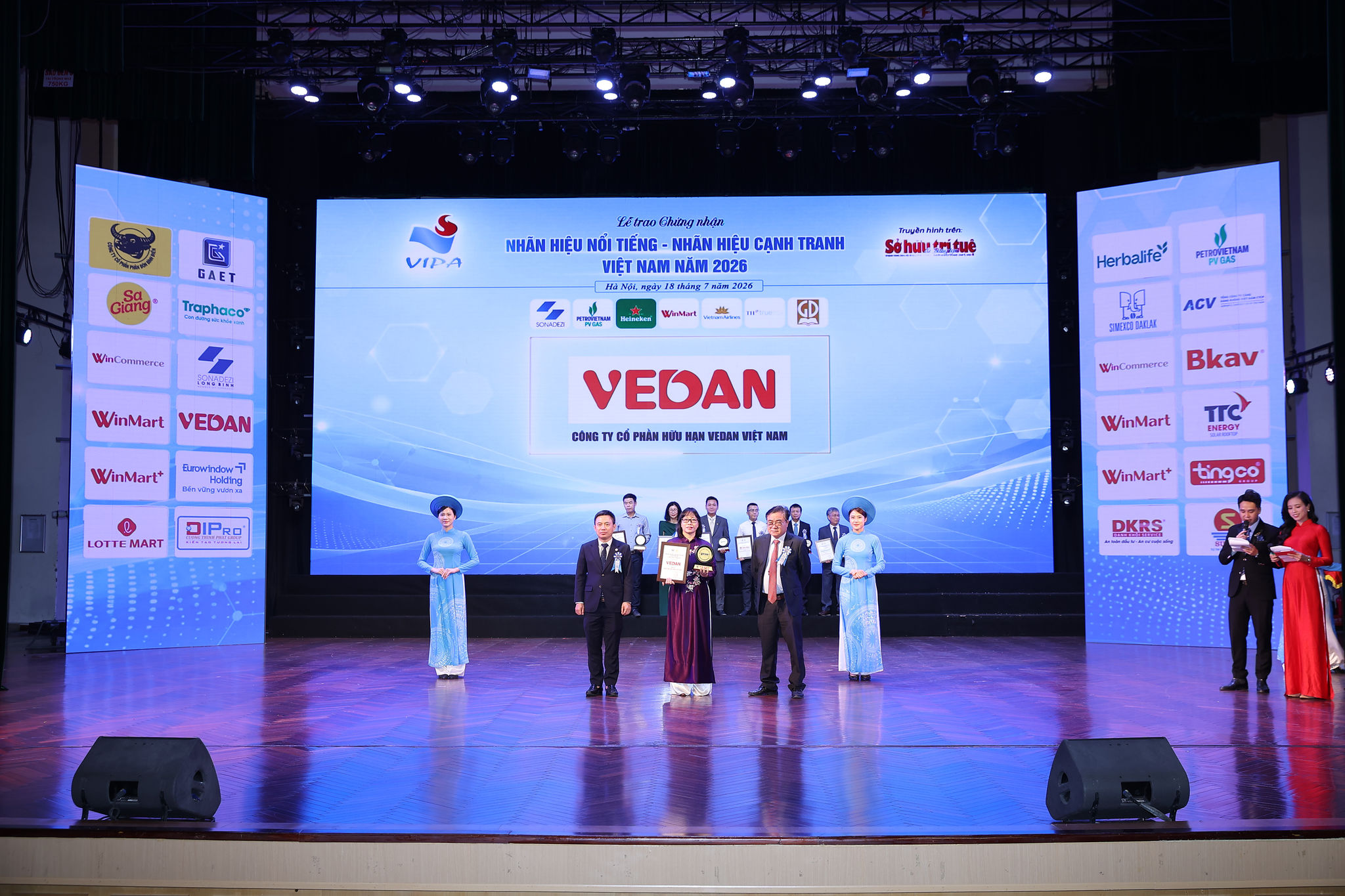 Bà Hà Thị Hòa Bình – Đại diện Công ty vinh dự nhận Chứng nhận Top 10 Nhãn hiệu nổi tiếng Việt Nam 2026