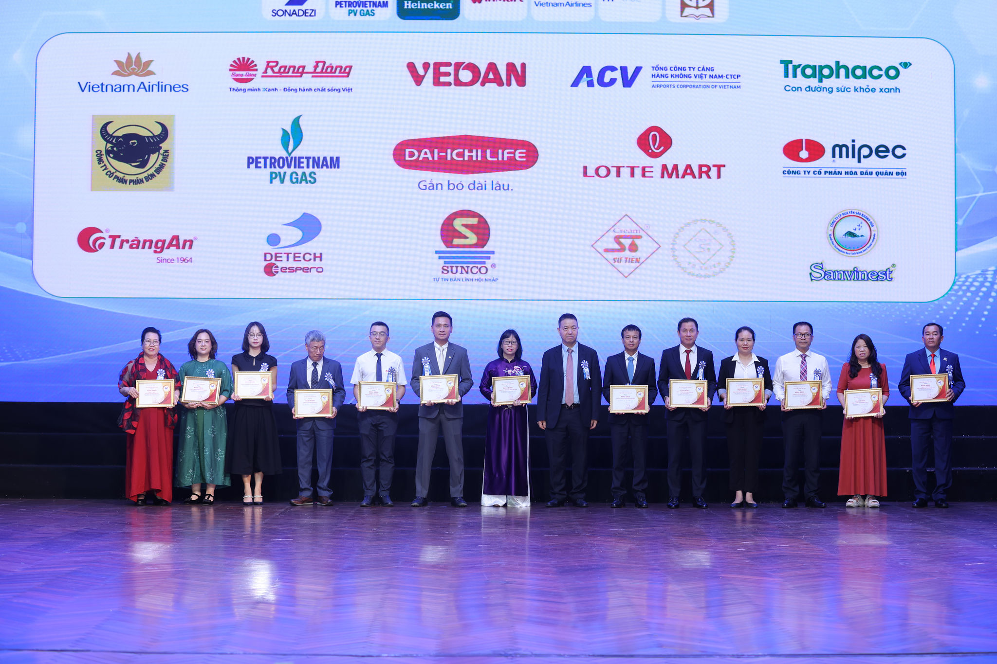 Đại diện các doanh nghiệp hội viên vinh dự nhận Bằng khen “Doanh nghiệp hội viên có nhiều đóng góp tích cực trong phát triển và bảo vệ quyền sở hữu trí tuệ”