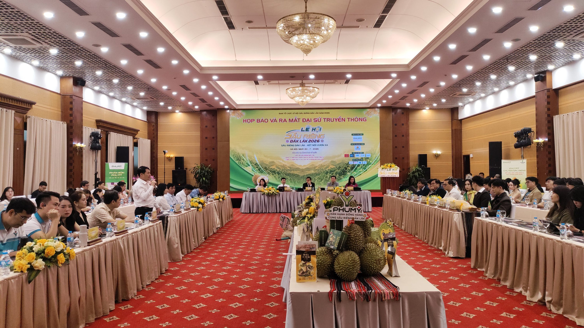 z Toàn cảnh họp báo