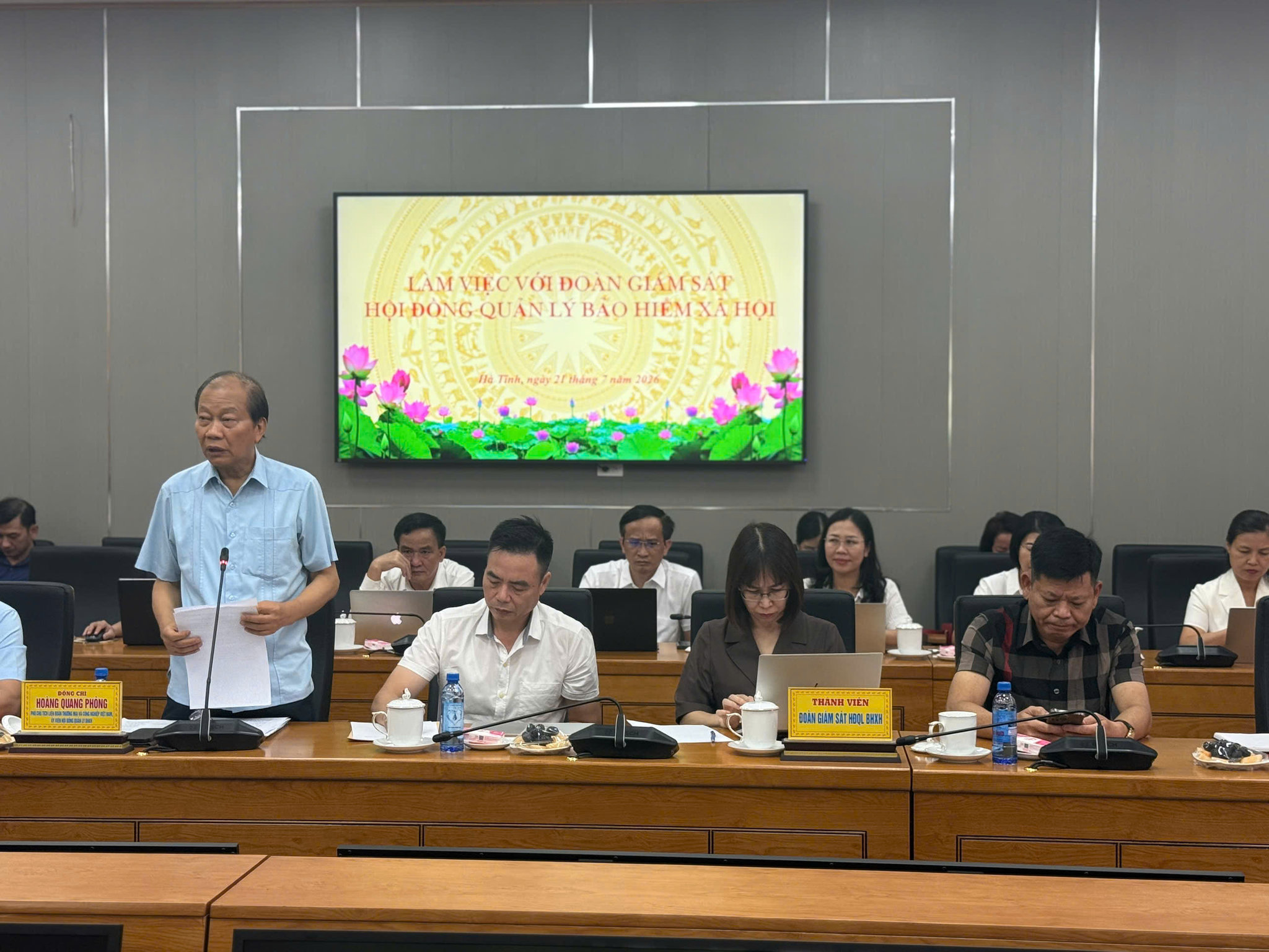 Phó Chủ tịch VCCI Hoàng Quang Phòng, Ủy viên Hội đồng Quản lý BHXH, Trưởng đoàn công tác phát biểu tại buổi làm việc về BHXH tại Hà Tĩnh. (Ảnh: Nguyệt Hà)