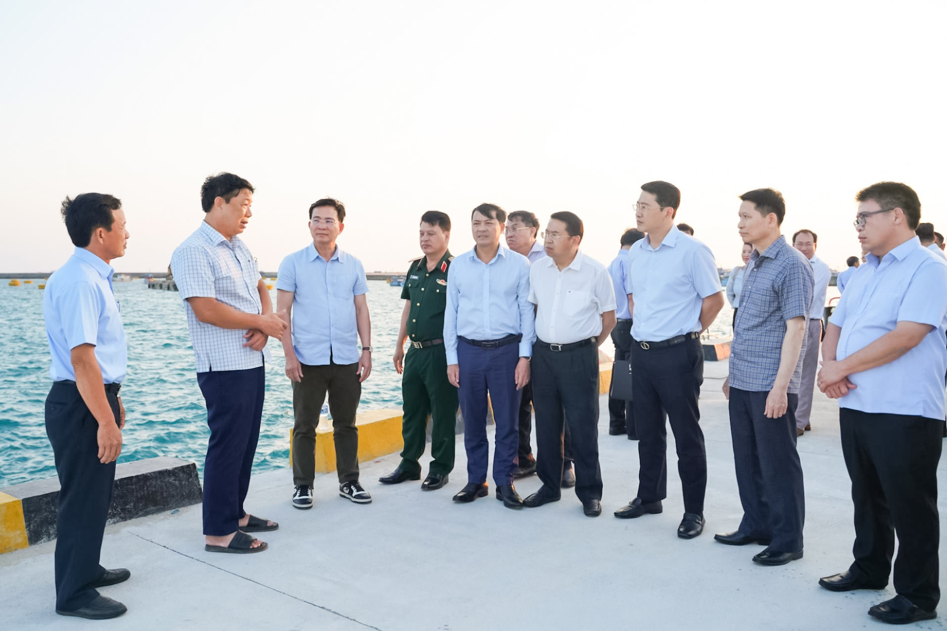 Chủ tịch UBND tỉnh Hồ Văn Mười cùng đoàn công tác kiểm tra dự án Khu neo đậu tránh trú bão tại Đặc khu Phú Quý, tháng 4.2026