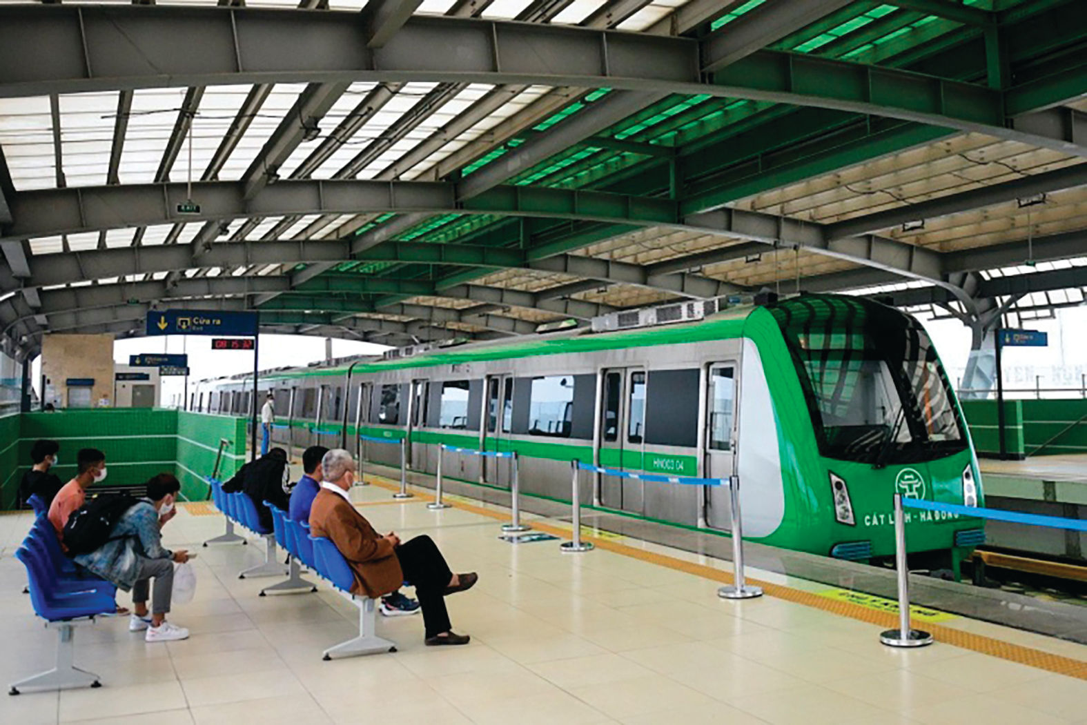 Hệ thống giao thông công cộng gắn với các tuyến metro sẽ là nền tảng quan trọng để hình thành các khu đô thị nén, đáp ứng nhu cầu gia tăng dân số đô thị trong những thập niên tới. Ảnh: T.Thảo