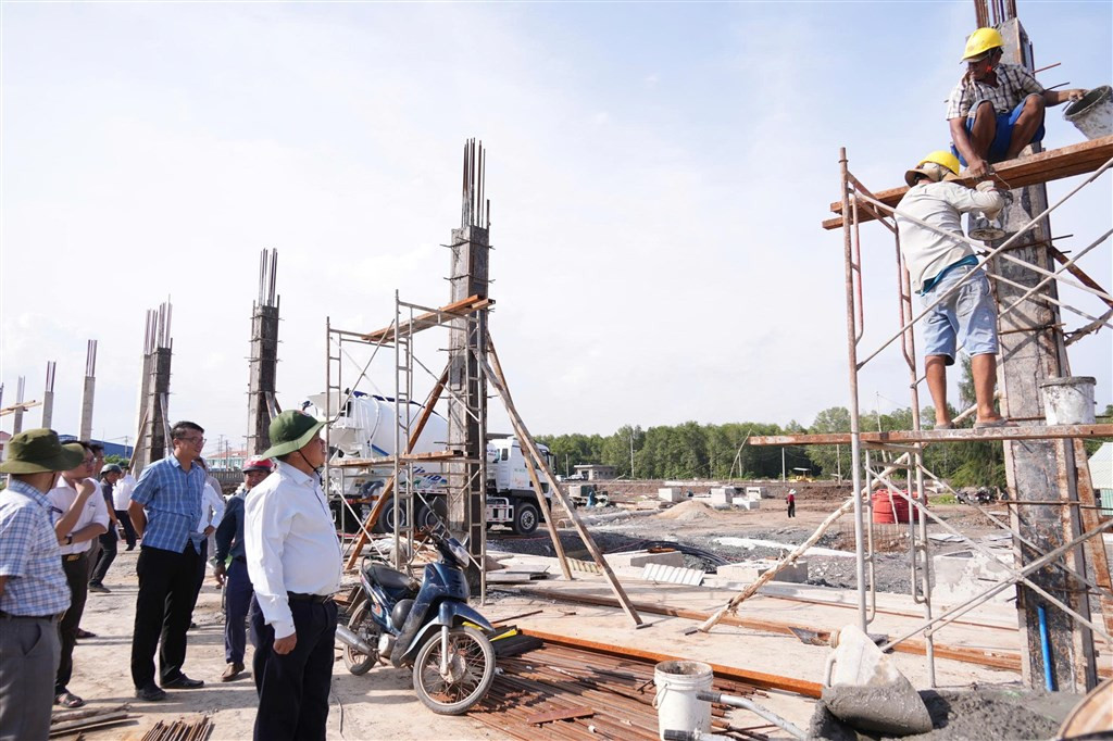 Phó Bí thư Thường trực Tỉnh ủy và đoàn công tác khảo sát tiến độ triển khai Dự án xây dựng khu neo đậu tránh trú bão và bến cá Cái Cùng