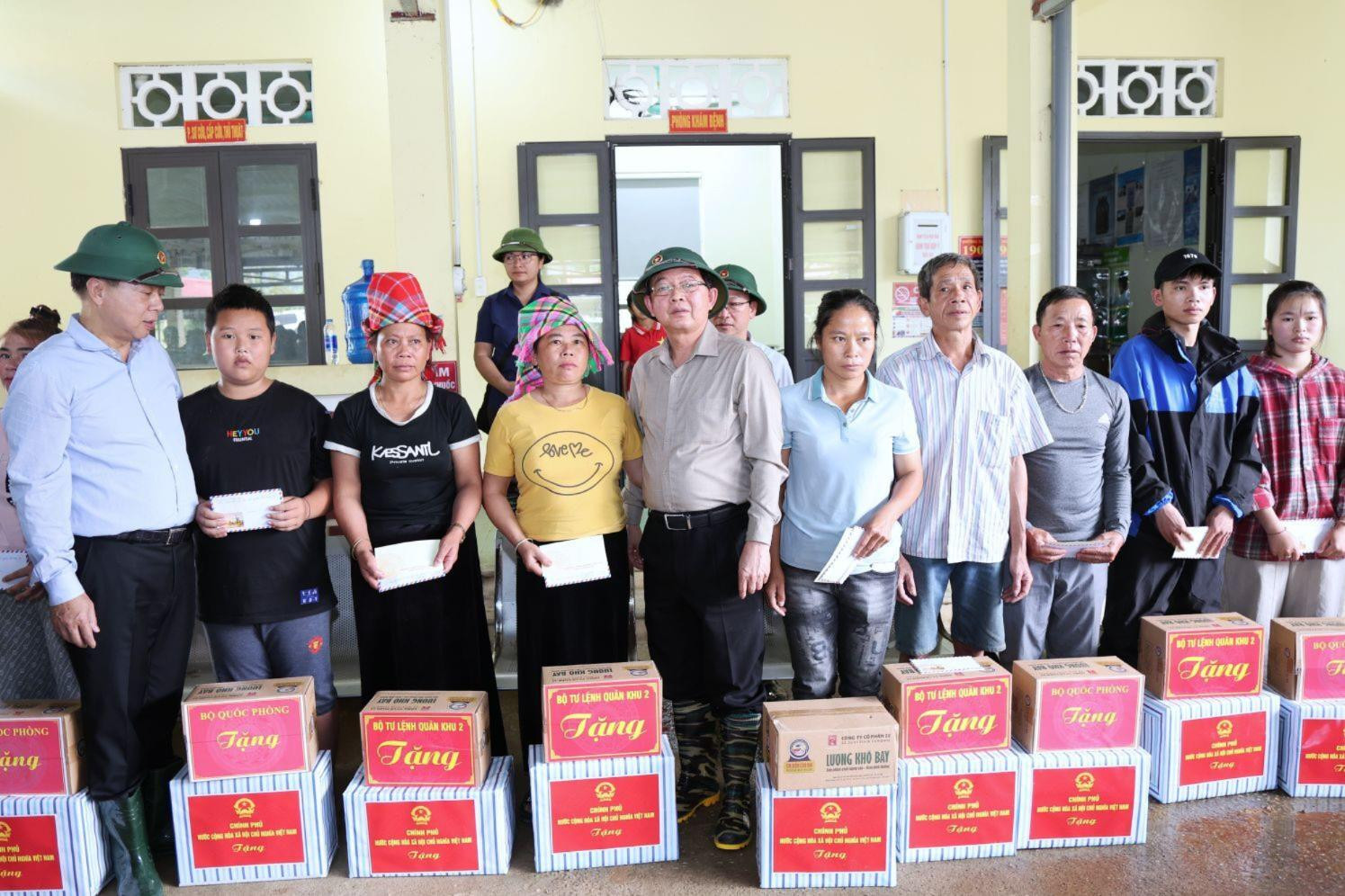pho-thu-tuong-chinh-phu-ho-quoc-dung-tham-hoi-cac-gia-dinh-bi-thiet-hai.-(1).jpeg