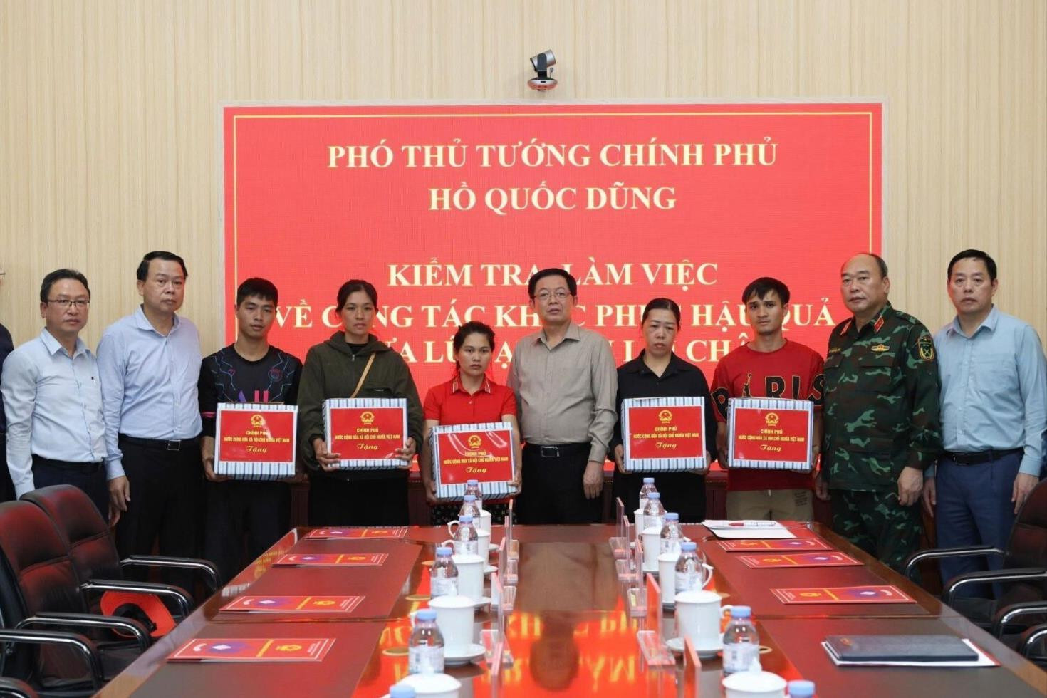 Tại buổi làm việc, các lãnh đạo tặng quà cho các gia đình bị thiệt hại. (Ảnh: Nguyễn Chanh)