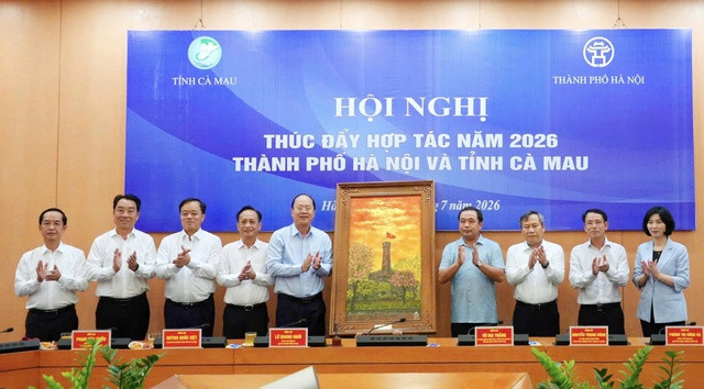 Lãnh đạo thành phố Hà Nội và tỉnh Cà Mau tặng quà lưu niệm.