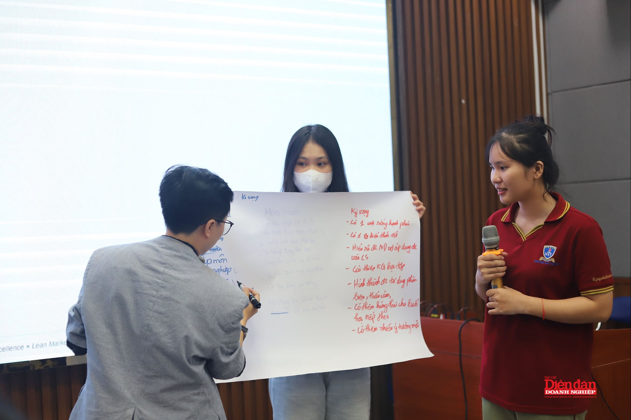 sinh-vien-nttu-thuc-hanh-phan-tich-nhu-cau-khach-hang-2.jpeg