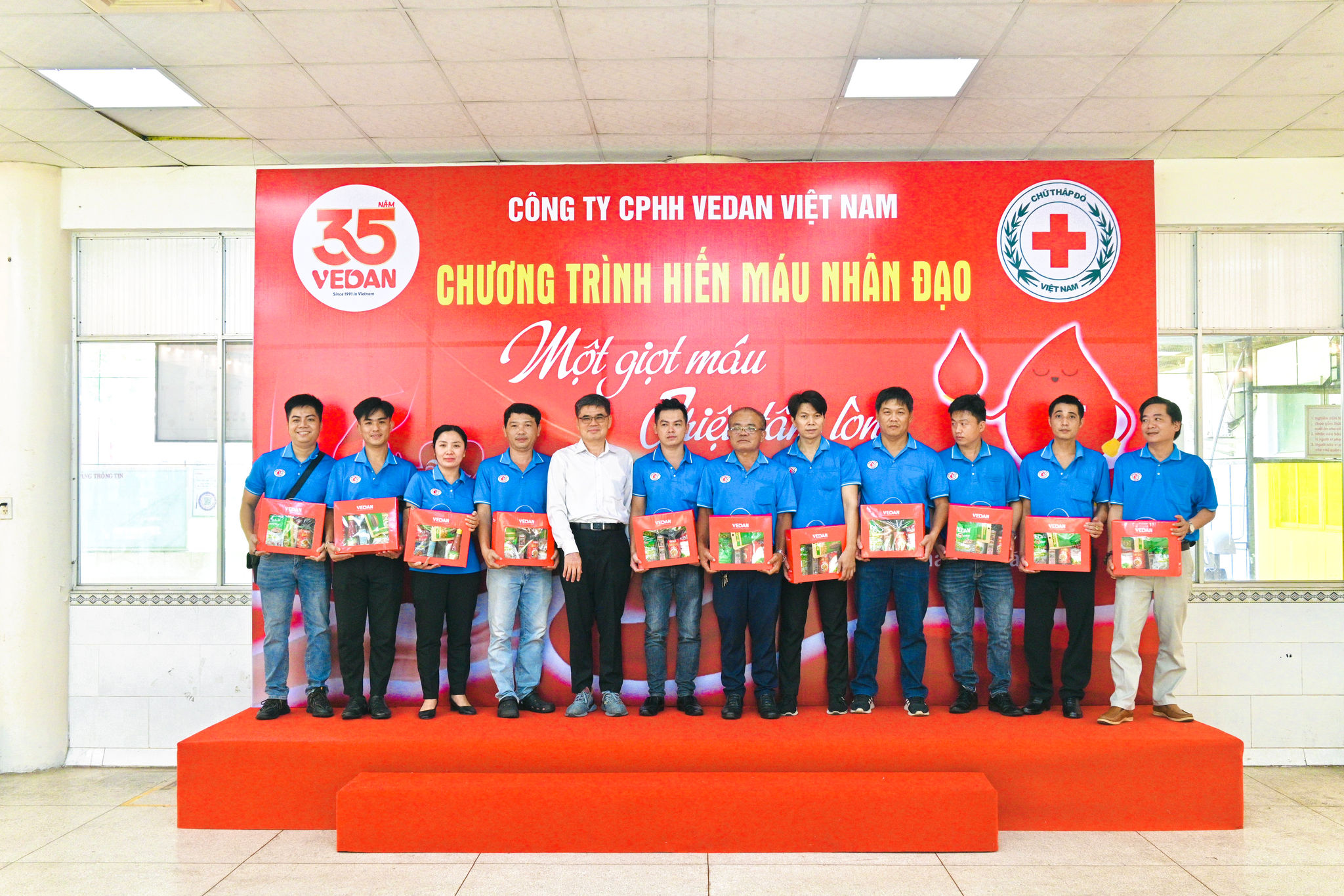 Ban lãnh đạo Vedan Việt Nam và Bệnh viện Chợ Rẫy chụp ảnh lưu niệm tại chương trình hiến máu nhân đạo lần thứ 6