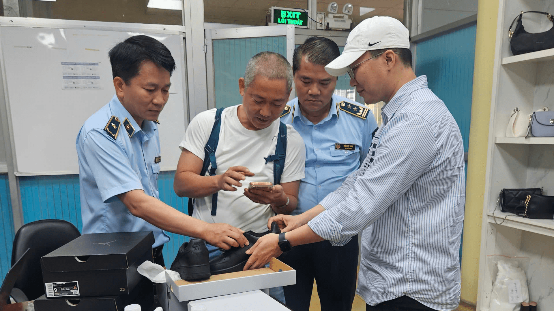 Ông Nguyễn Thanh Bình- Phó Cục trưởng Cục Quản lý và Phát triển thị trường trong nước (ngoài cùng bên trái) trực tiếp có mặt và chỉ đạo tại hiện trường kiểm tra