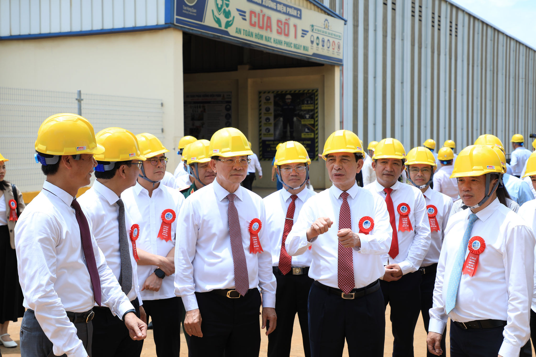 Đồng chí Phan Văn Giang tham quan khu luyện nhôm thuộc dự án