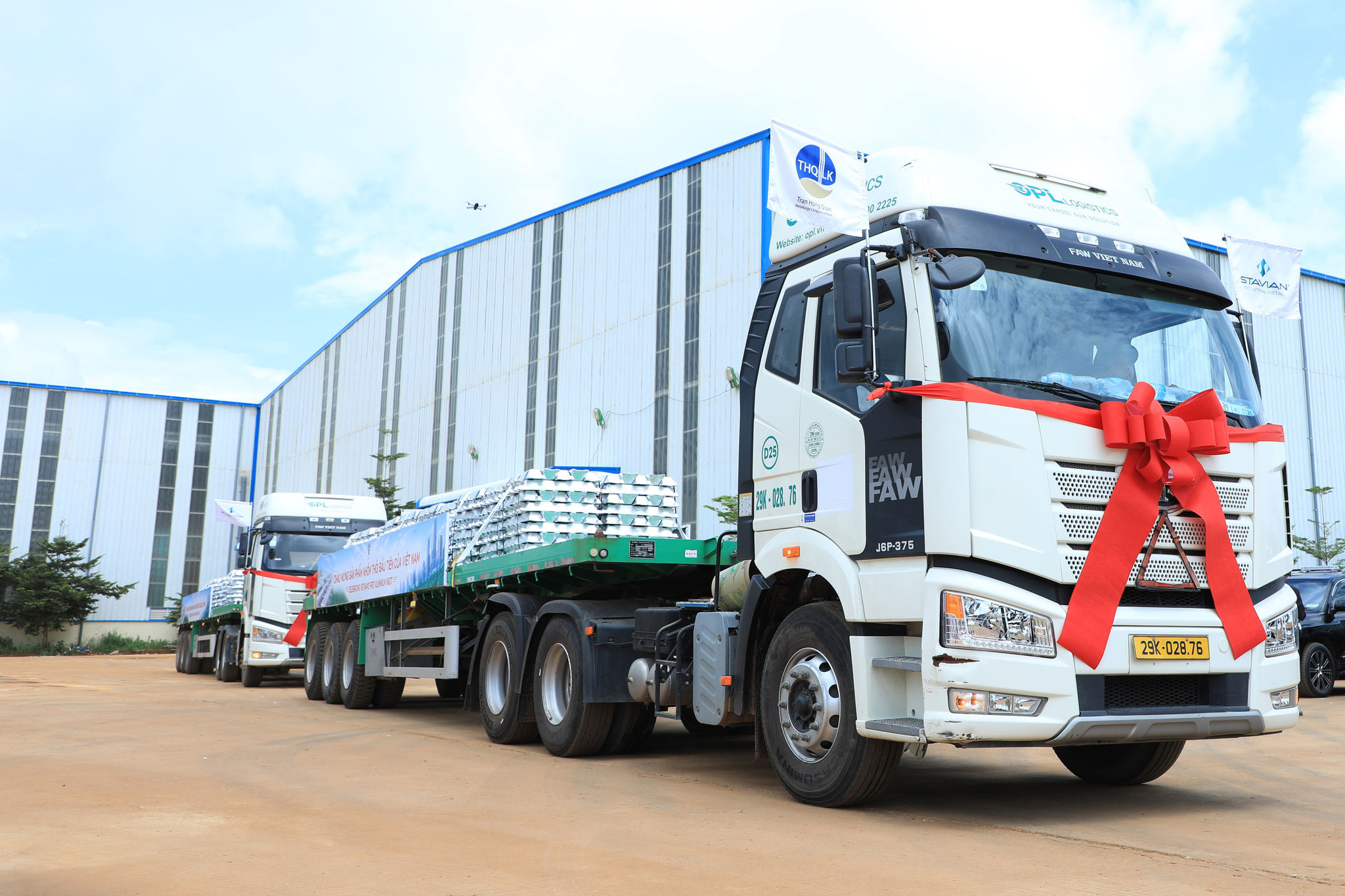 Lô sản phẩm nhôm thỏi đầu tiên của Việt Nam được xuất bán ngay tại Lễ công bố