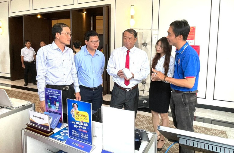 Các đại biểu tham quan gian hàng giới thiệu sản phẩm, giải pháp khoa học, công nghệ và đổi mới sáng tạo bên lề hội thảo tại TP. Cần Thơ