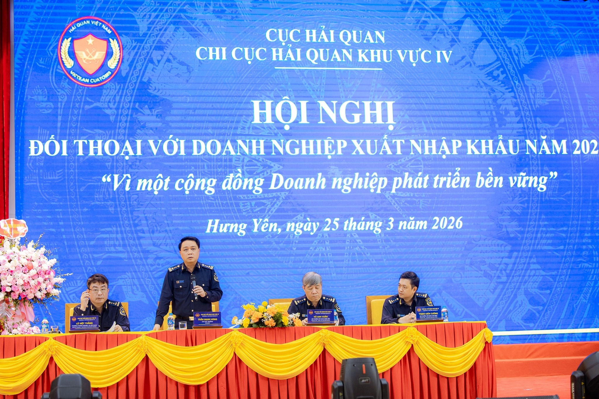 Chi cục trưởng Trần Mạnh Hùng giải đáp vướng mắc cho doanh nghiệp xuất nhập khẩu tại Hưng Yên