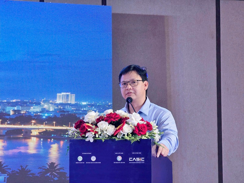 PGS.TS Vũ Văn Tích – Phó Giám đốc Học viện Chiến lược Khoa học và Công nghệ - Bộ Khoa học và Công nghệ trao đổi, thảo luận một số kinh nghiệm tại Hội thảo