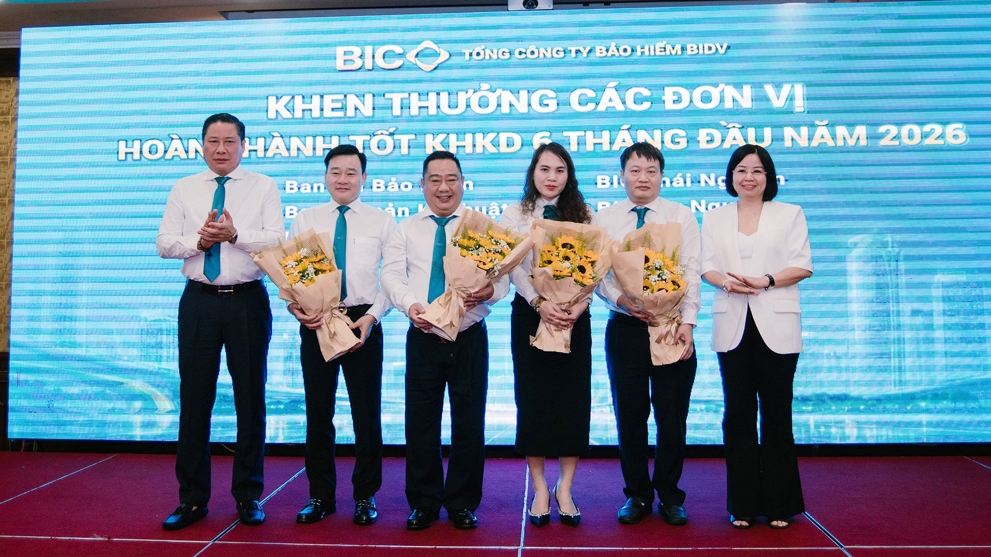 Khen thưởng các đơn vị hoàn thành tốt kế hoạch kinh doanh 6 tháng đầu năm 2026 copy