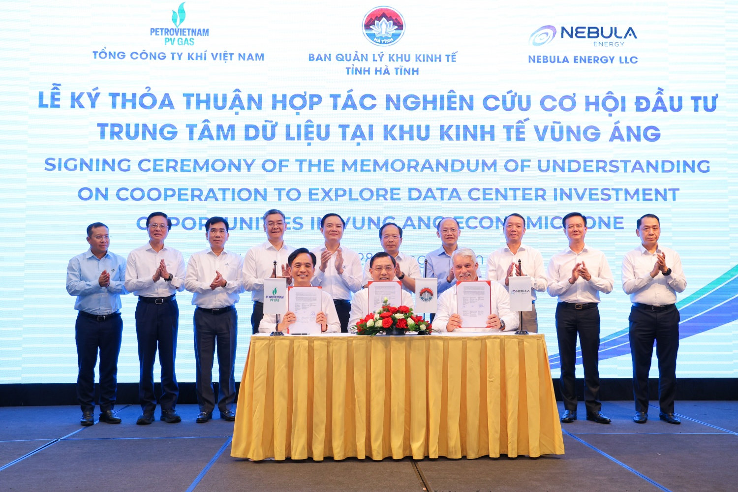 Đại diện Ban Quản lý Khu kinh tế tỉnh Hà Tĩnh, PV GAS và Nebula Energy ký Thỏa thuận hợp tác nghiên cứu cơ hội đầu tư Trung tâm Dữ liệu.