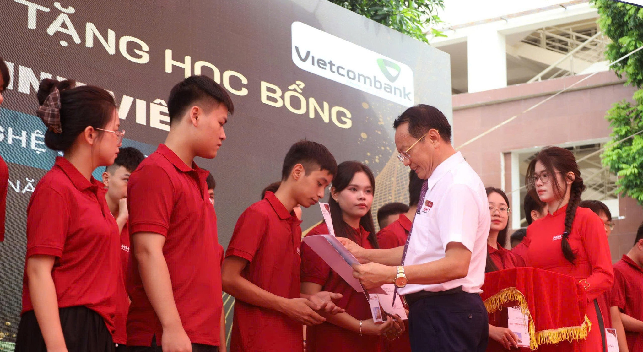 ảnh trao học bổng (1)