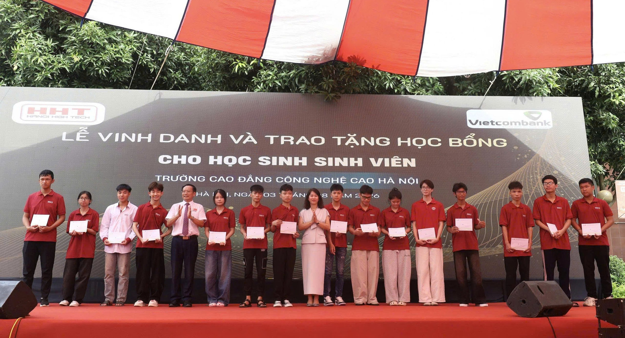 ảnh trao học bổng (3)