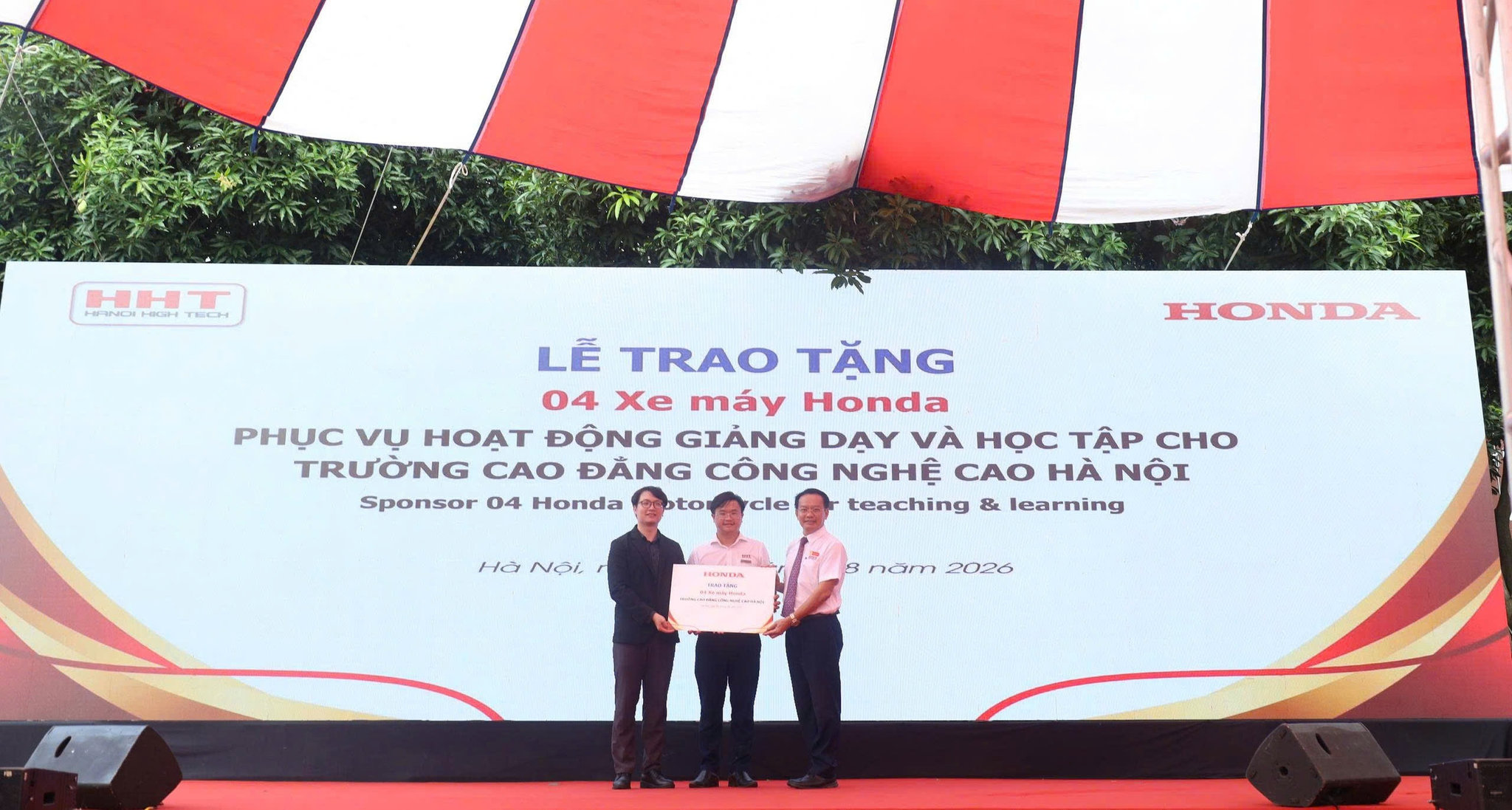 ảnh trao tặng xe
