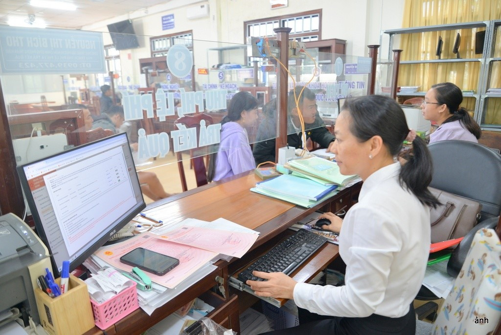 Công chức Trung tâm Phục vụ hành chính công phường Thuận Hưng thực hiện số hóa kết quả giải quyết TTHC