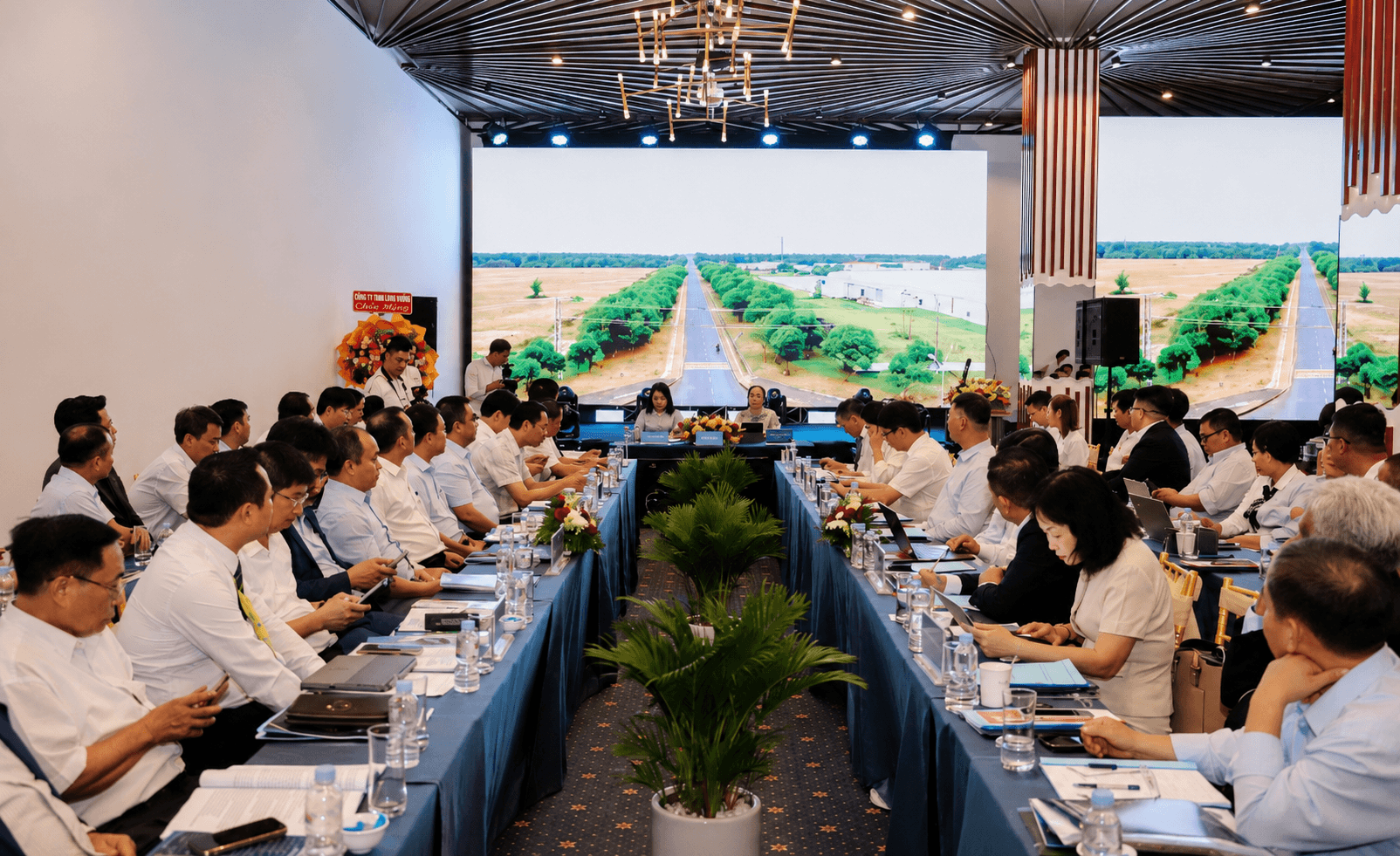 Hội thảo “Phát triển khu, cụm công nghiệp gắn với công nghiệp chế biến sâu và logistics liên vùng”