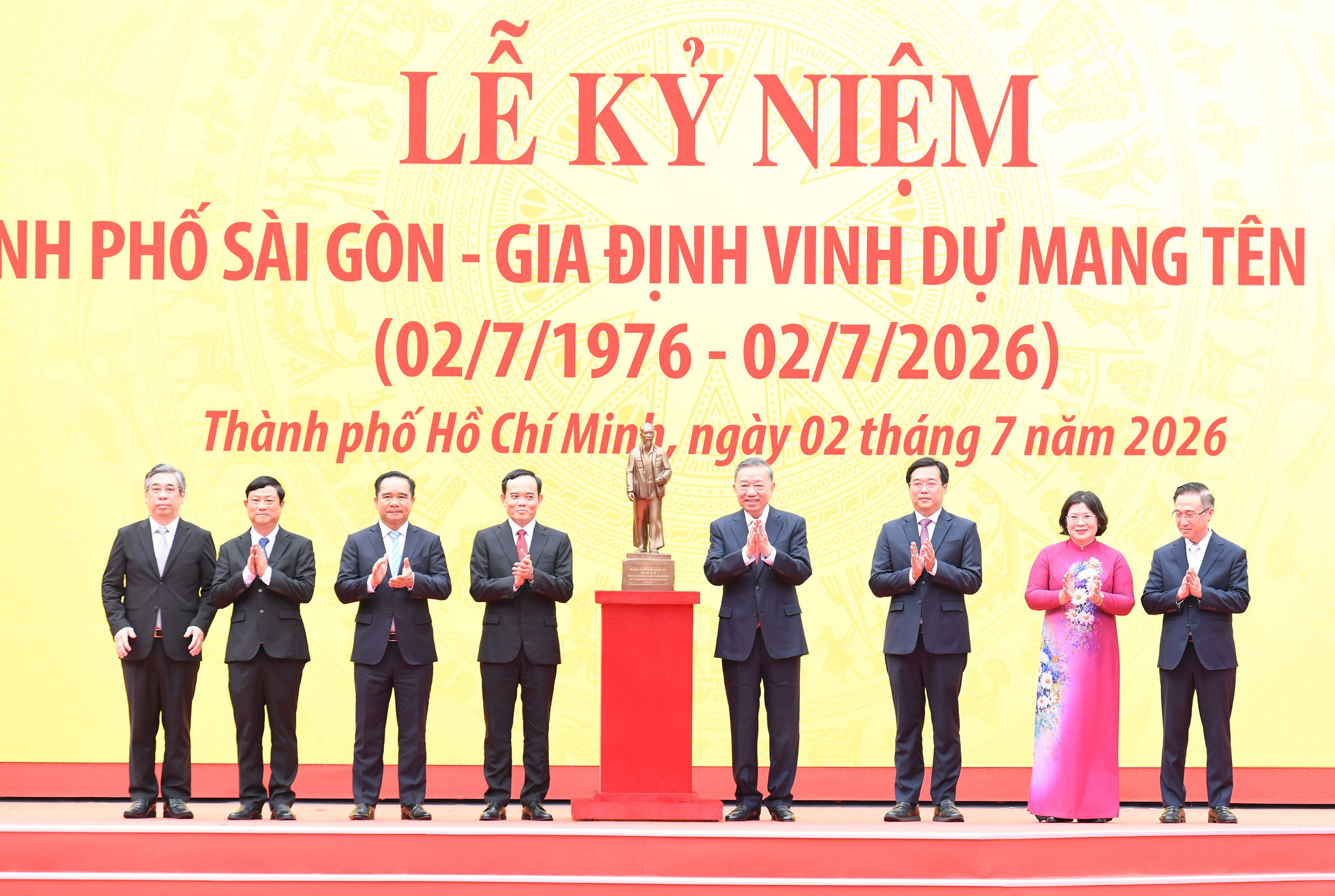 Tổng Bí thư, Chủ tịch nước Tô Lâm trao Bức tượng Chủ tịch Hồ Chí Minh tặng Đảng bộ, chính quyền và nhân dân TP Hồ Chí Minh. Ảnh. Đại biểu Nhân dân