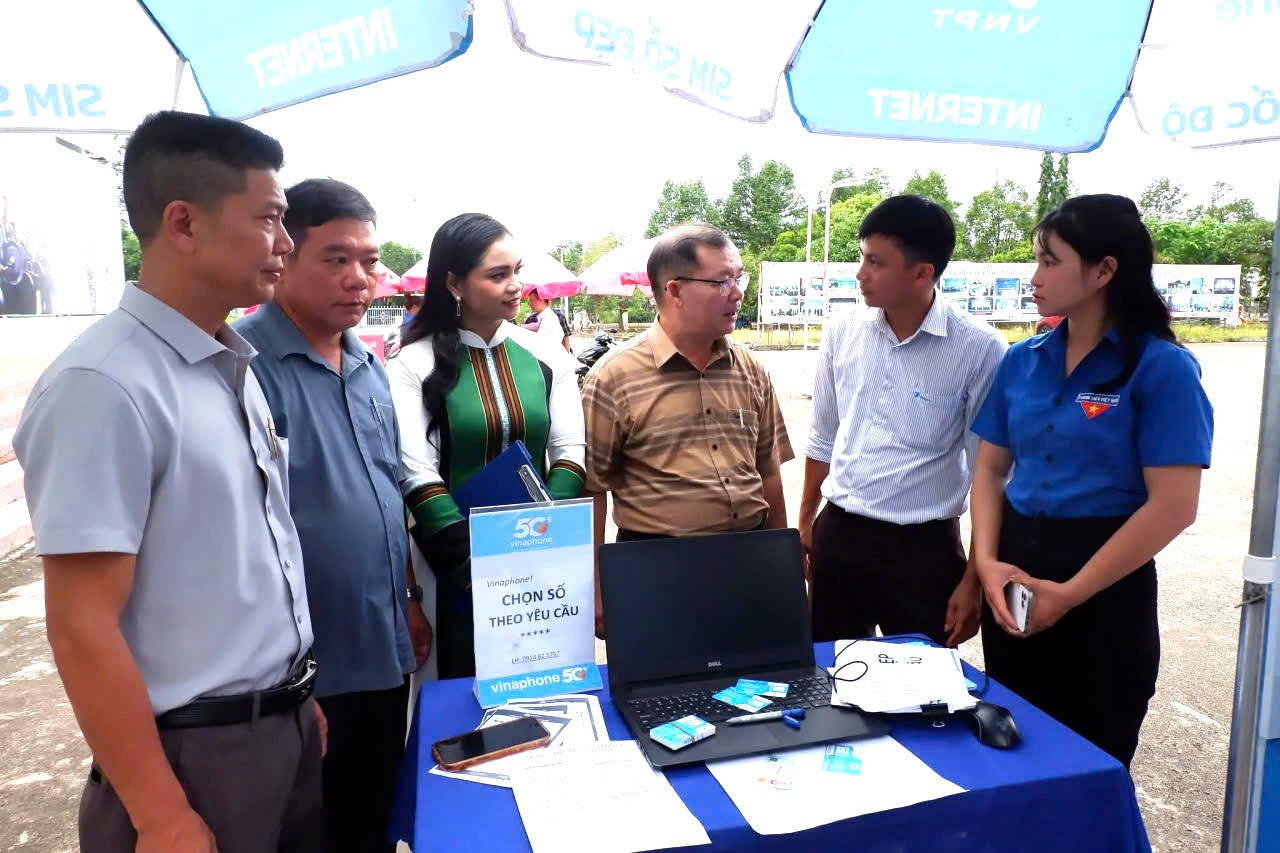 Chính quyền địa phương đang tập trung nâng cao khả năng tiếp cận thông tin, dịch vụ viễn thông cho người dân, đặc biệt là các hộ nghèo và đồng bào dân tộc thiểu số