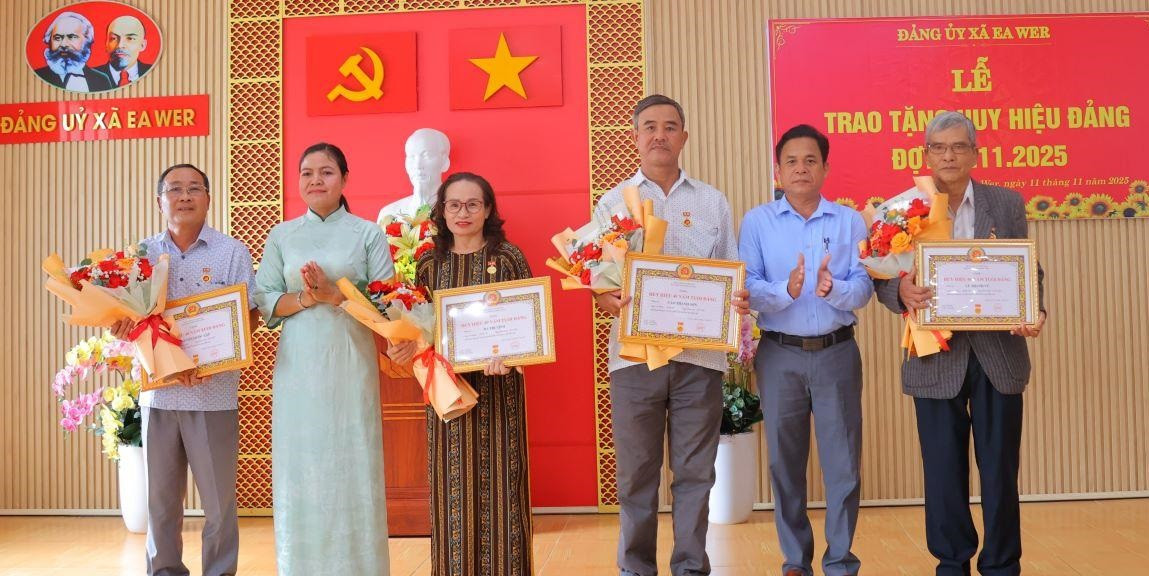 Ông Nguyễn Quốc Lập (bìa trái) người uy tín ở thôn 19 vừa được Đảng ủy xã tặng huy hiệu 40 năm tuổi Đảng trong tháng 11 năm 2025.