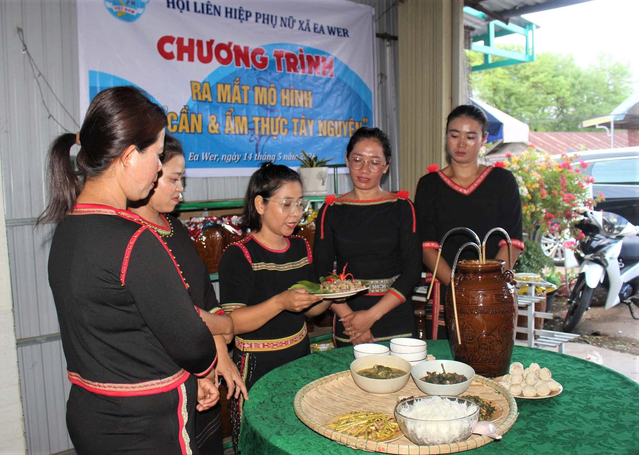 Phụ nữ DTTS xã Ea Wer khởi nghiệp với mô hình Rượu cần và ẩm thực Tây Nguyên.