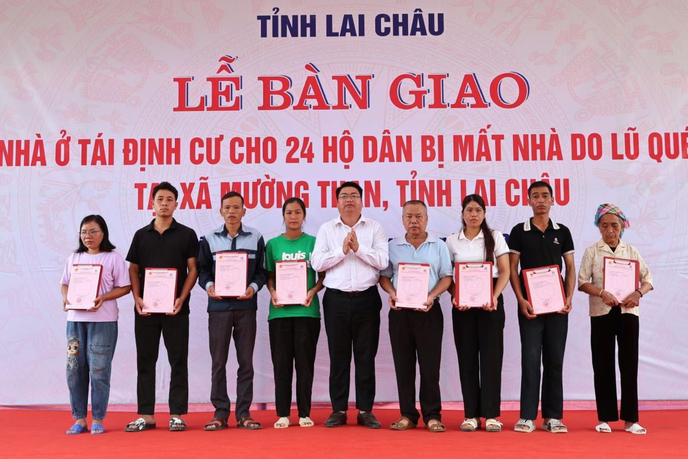 bi-thu-dang-uy-xa-muong-than-trao-giay-chung-nhan-quyen-su-dung-dat-cho-cac-ho-dan(1).jpeg