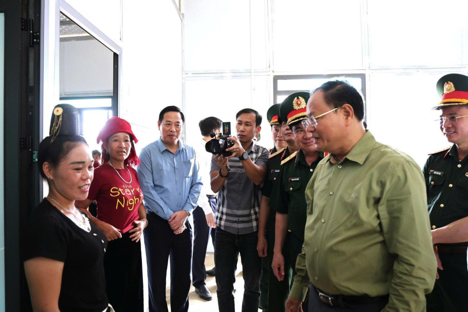 bi-thu-tinh-uy-le-minh-ngan-tham-hoi-dong-vien-cac-ho-gia-dinh-duoc-nhan-nhajpeg(2).jpeg