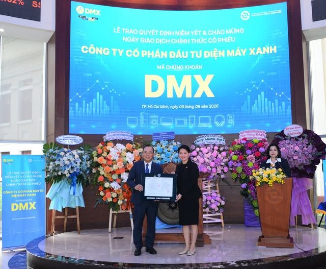 Ông Đoàn Văn Hiểu Em - Tổng Giám đốc Điện Máy Xanh (DXM) nhận Quyết định niêm yết từ HOSE. (Ảnh: HSX)