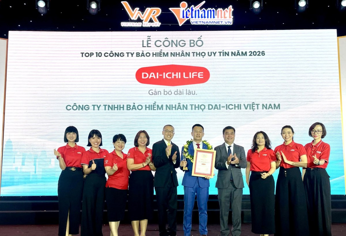 Ông Trần Đình Đông - Giám đốc Cấp cao Dịch vụ Bảo hiểm Dai-ichi Life Việt Nam nhận giải thưởng “Top 10 Công ty Bảo hiểm nhân thọ uy tín 2026”