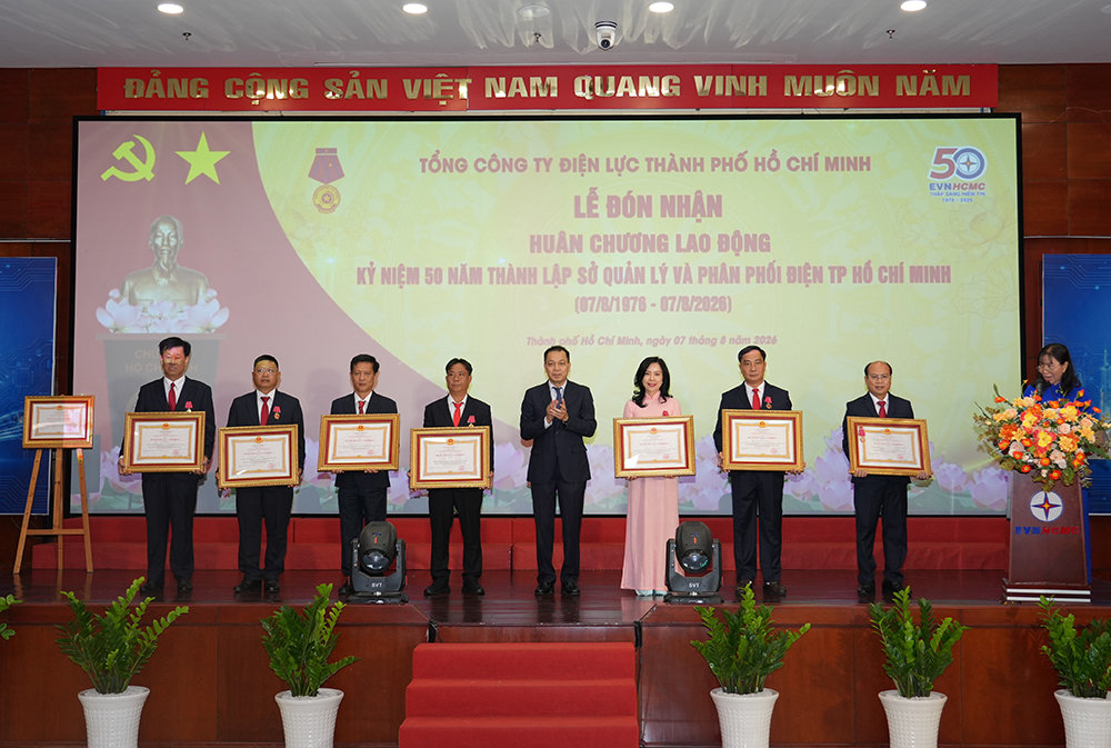 Tập thể Hội đồng Thành viên EVNHCMC đón nhận Huân chương Lao động hạng ba của Chủ tịch nước ký tặng tập thể EVNHCMC.