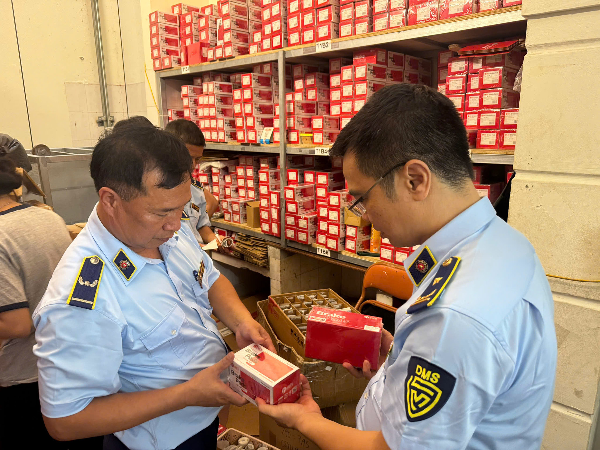 Lực lượng chức năng vừa phát hiện hàng chục nghìn sản phẩm phụ tùng ô tô nhãn hiệu Asahi vi phạm