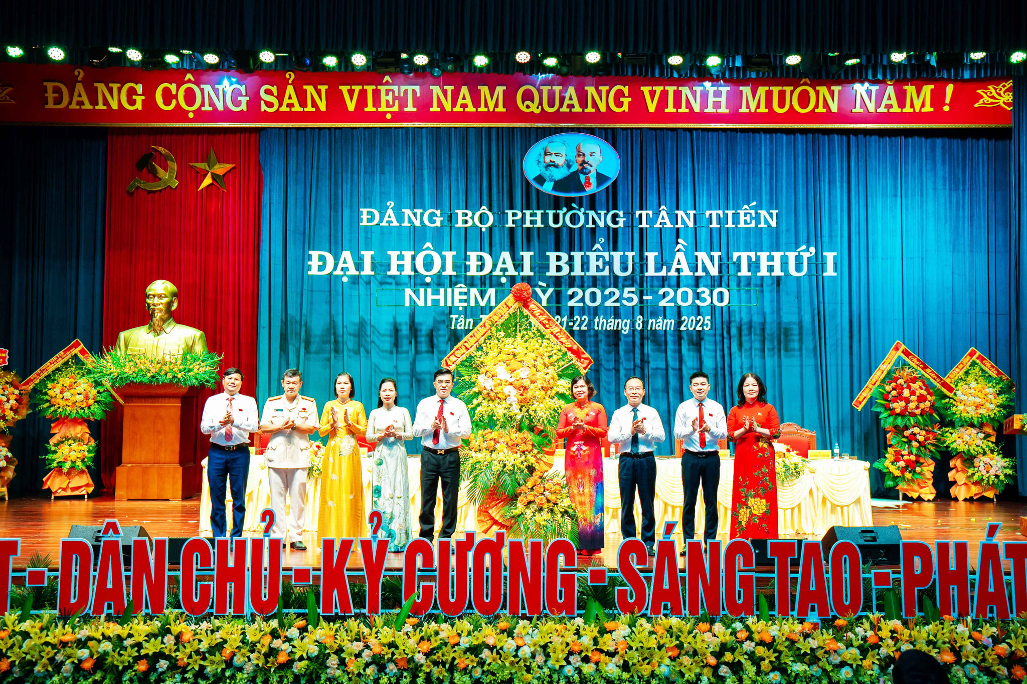 Phó Chủ tịch Thường trực HĐND tỉnh Bắc Ninh Trần Thị Hằng tặng hoa chúc mừng Ban Chấp hành Đảng bộ phường Tân Tiến nhiệm kỳ 2025-2030