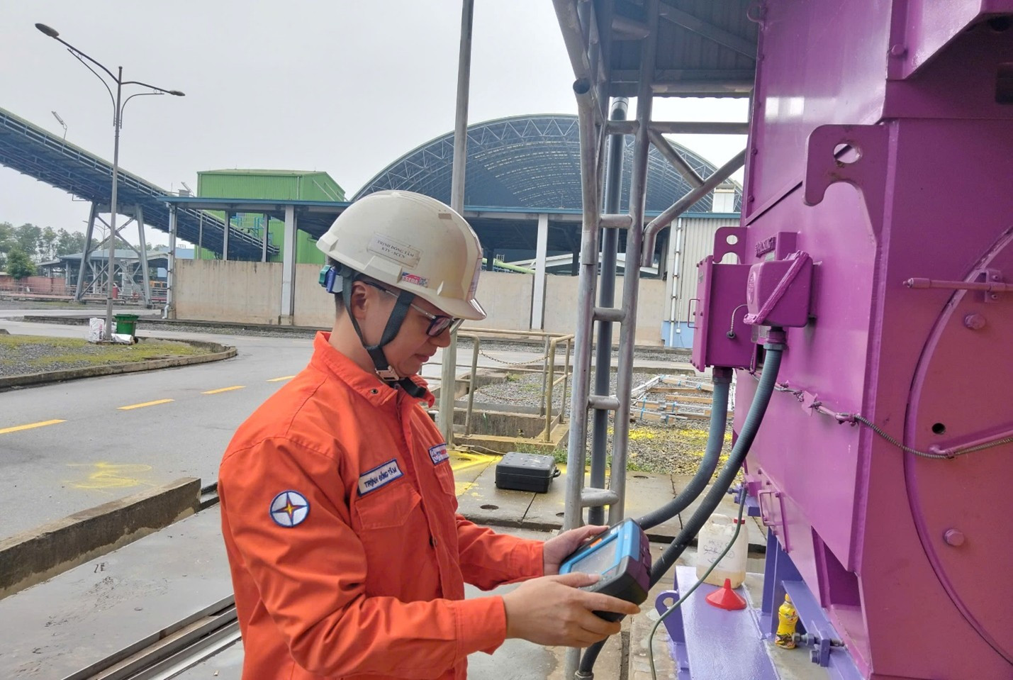 Kỹ thuật viên kiểm tra rung động thiết bị tại Nhà máy Nhiệt điện Nghi Sơn 1.