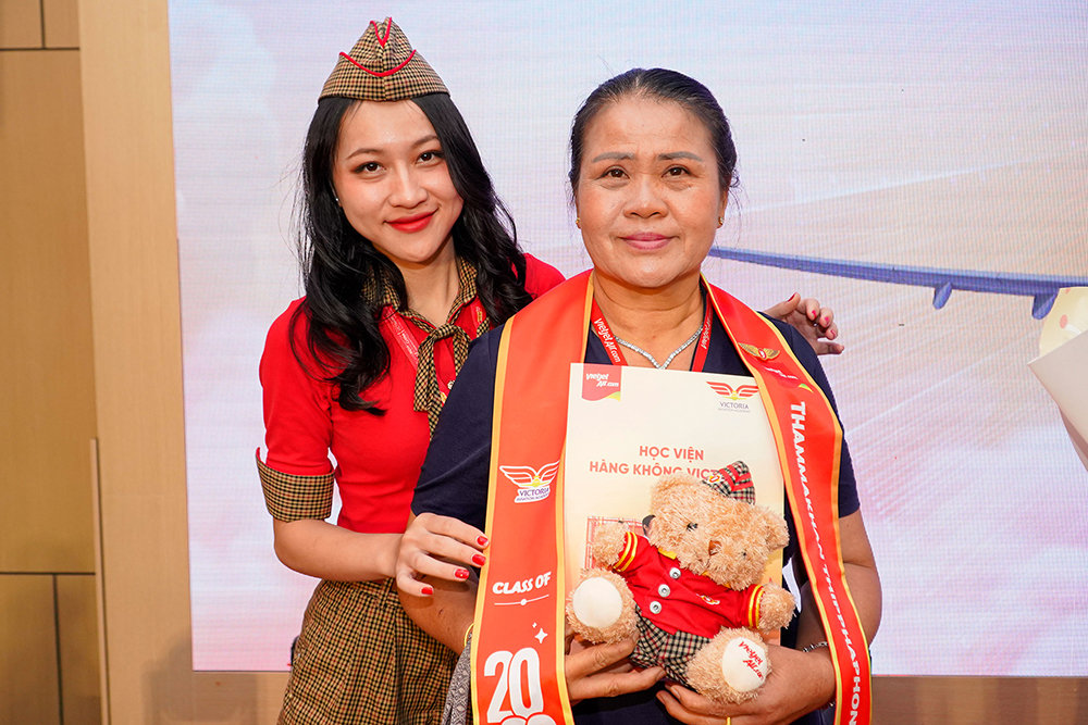 Nguyễn Lê Anh Thư tự hào đeo ruy băng tốt nghiệp cho mẹ