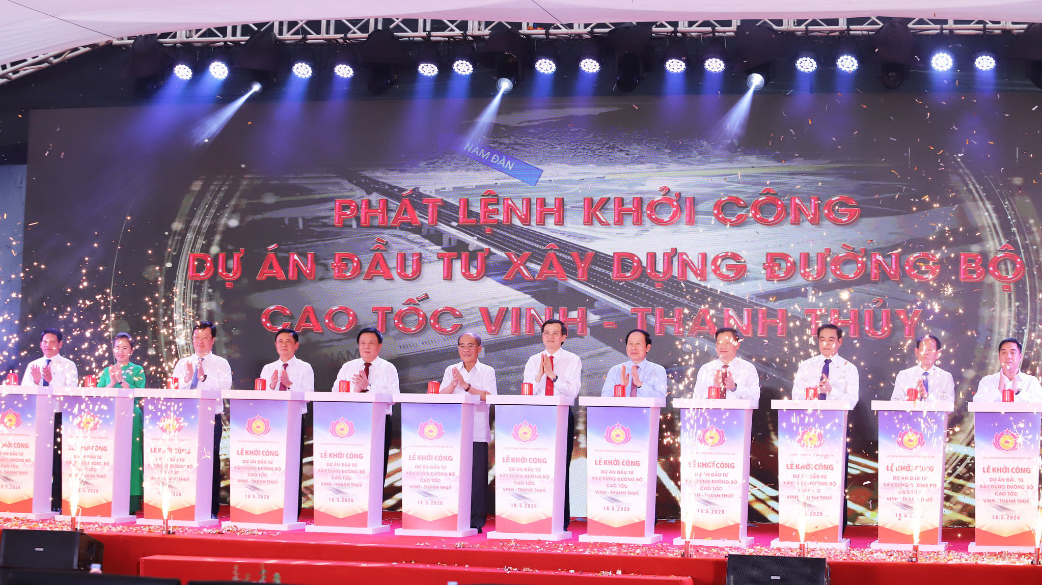 Các đại biểu thực hiện nghi thức nhấn nút phát lệnh khởi công Dự án đầu tư xây dựng đường bộ cao tốc Vinh - Thanh Thủy. (Ảnh- Văn Thanh)
