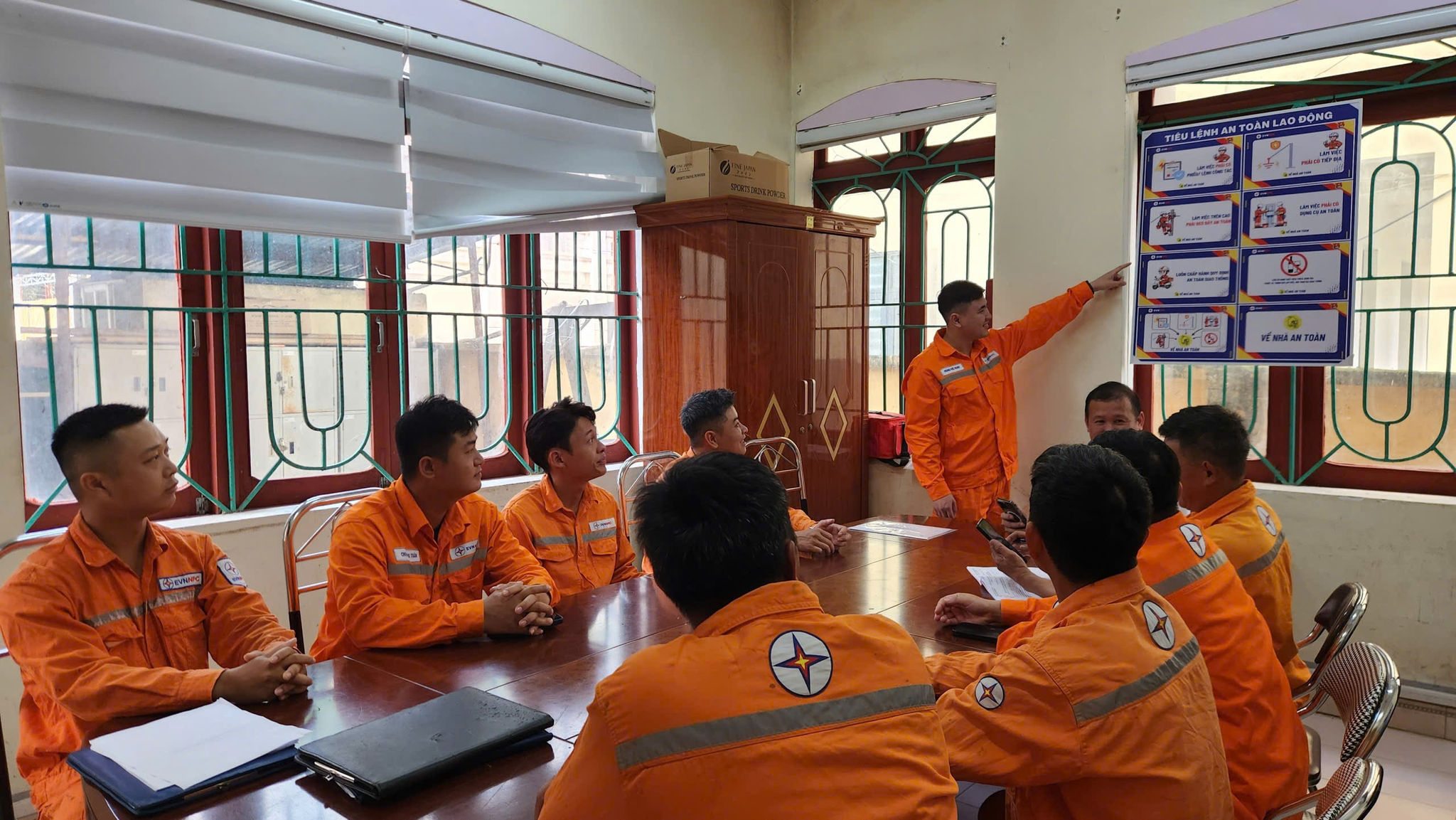 Các Điện lực trực thuộc Công ty Điện lực Cao Bằng tổ chức rà soát phương án, quán triệt nhiệm vụ và các yêu cầu về an toàn lao động, sẵn sàng ứng phó trong mùa mưa bão