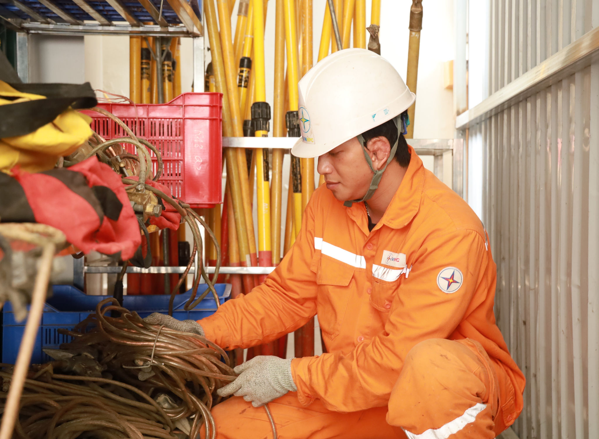 CBNV Công ty Điện lực Điện Biên kiểm tra, sắp xếp vật tư, dụng cụ, sẵn sàng phục vụ công tác xử lý sự cố trong mùa mưa bão