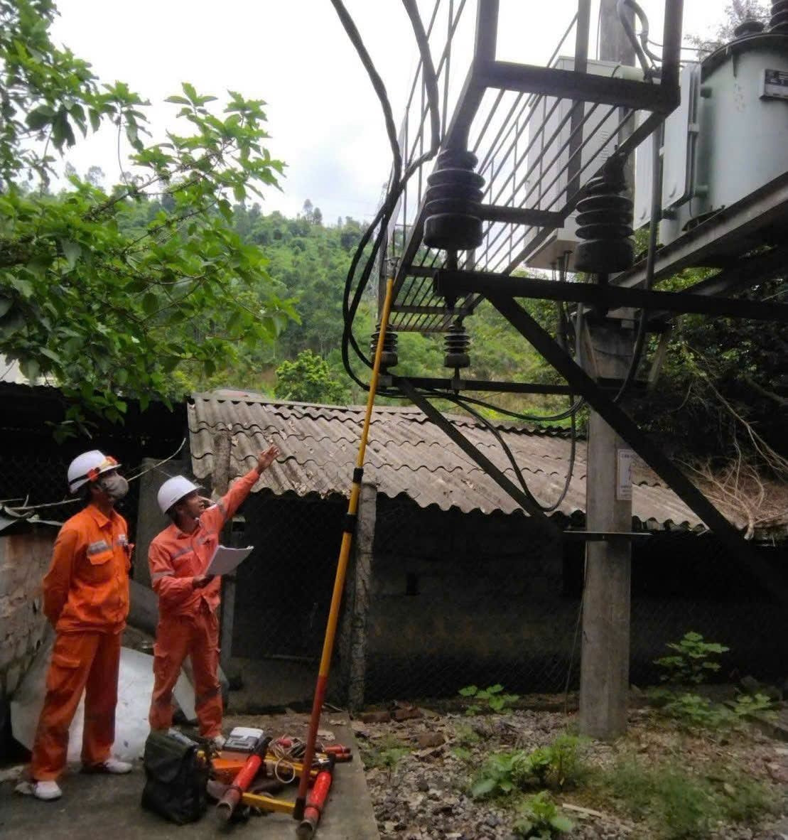 CBNV Công ty Điện lực Lào Cai kiểm tra lưới điện, rà soát tình trạng thiết bị, chủ động chuẩn bị các điều kiện vận hành an toàn trong mùa mưa bão