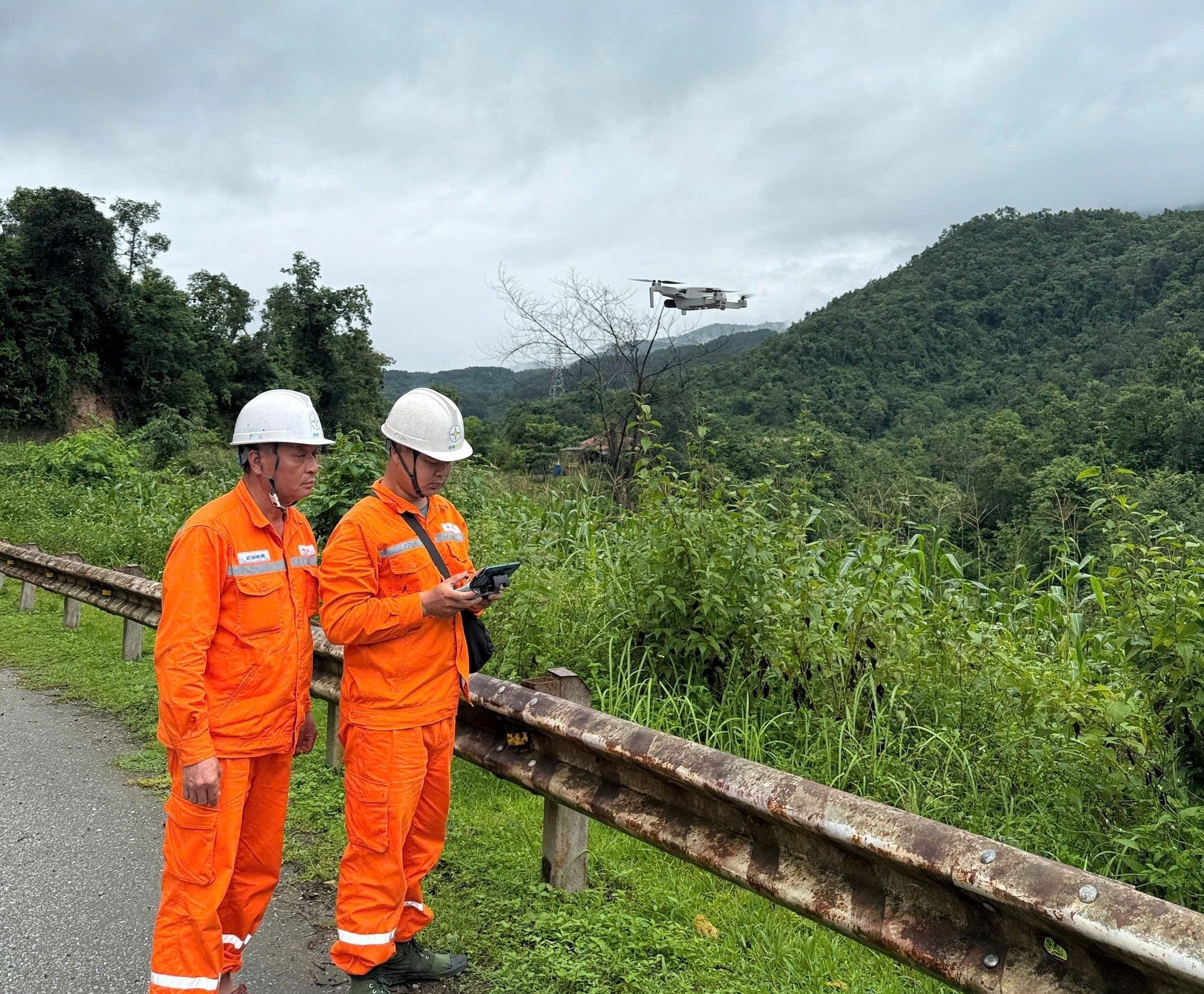 Công ty Điện lực Điện Biên ứng dụng thiết bị bay không người lái hỗ trợ kiểm tra lưới điện tại khu vực địa hình phức tạp, góp phần nâng cao hiệu quả công tác phòng, chống thiên tai trong mùa mưa bão