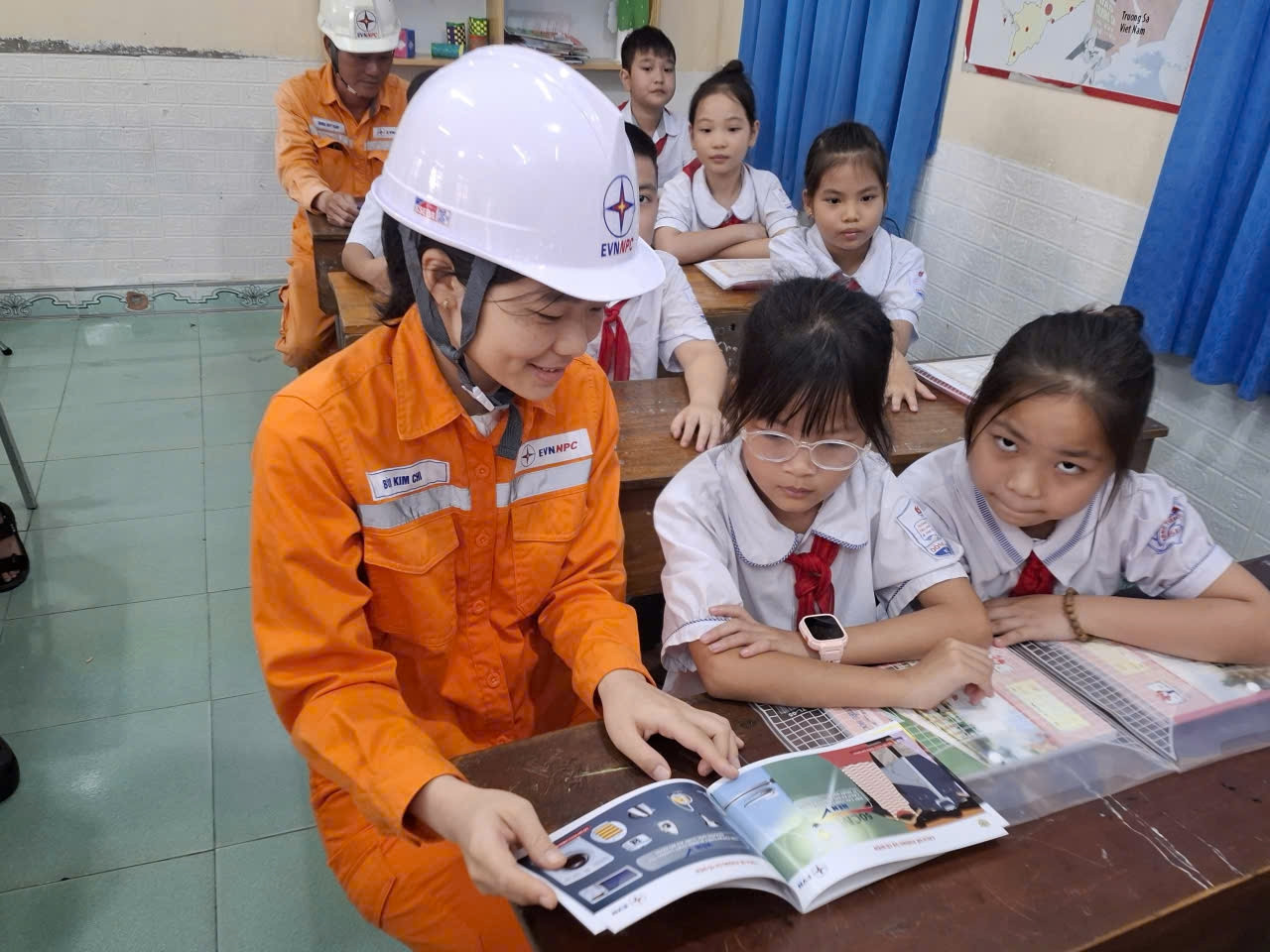 Công ty Điện lực Hưng Yên tuyên truyền, hướng dẫn học sinh sử dụng điện an toàn, nâng cao kỹ năng phòng tránh tai nạn điện trong mùa mưa bão