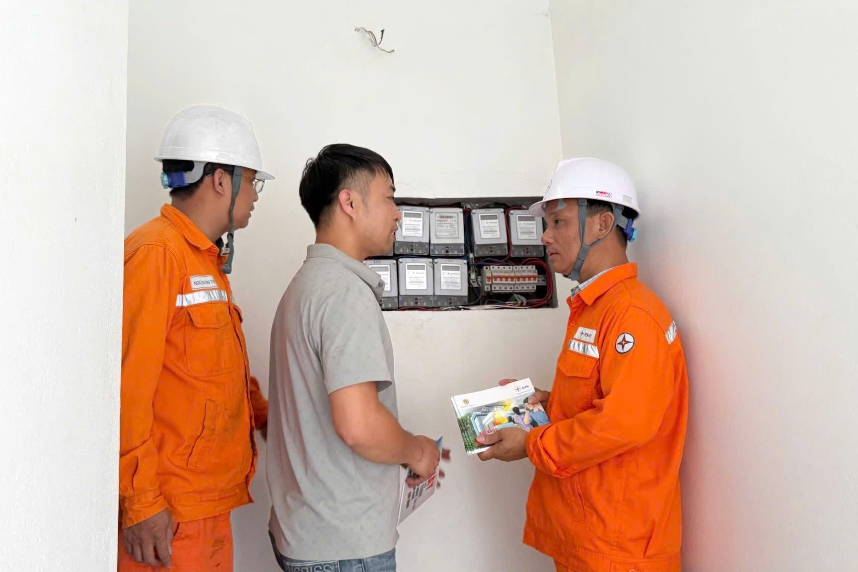 Công ty Điện lực Hưng Yên tuyên truyền, hướng dẫn khách hàng sử dụng điện an toàn, góp phần phòng tránh các nguy cơ mất an toàn điện trong mùa mưa bão